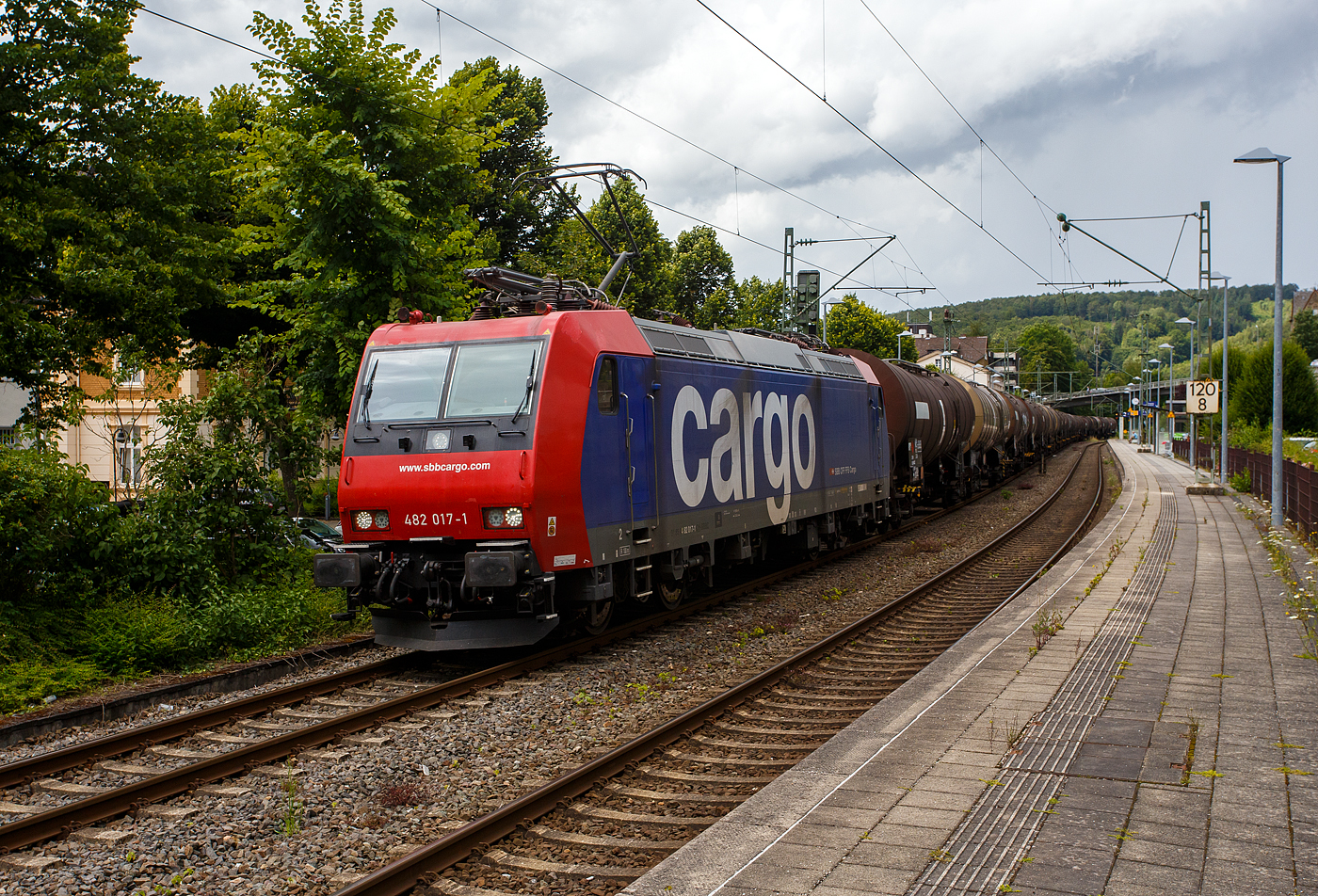 Die an die SBB Cargo International AG vermietete SBB Cargo Re 482 0017-1 (91 85 4482 017-1 CH-SBBC) fährt am 16 Juli 2024 mit einem Kesselwagenzug durch Kirchen/Sieg in Richtung Köln

Die TRAXX F140 AC1 wurde 2003 von Bombardier in Kassel unter der Fabriknummer 33567 gebaut und an die SBB Cargo AG geliefert.
