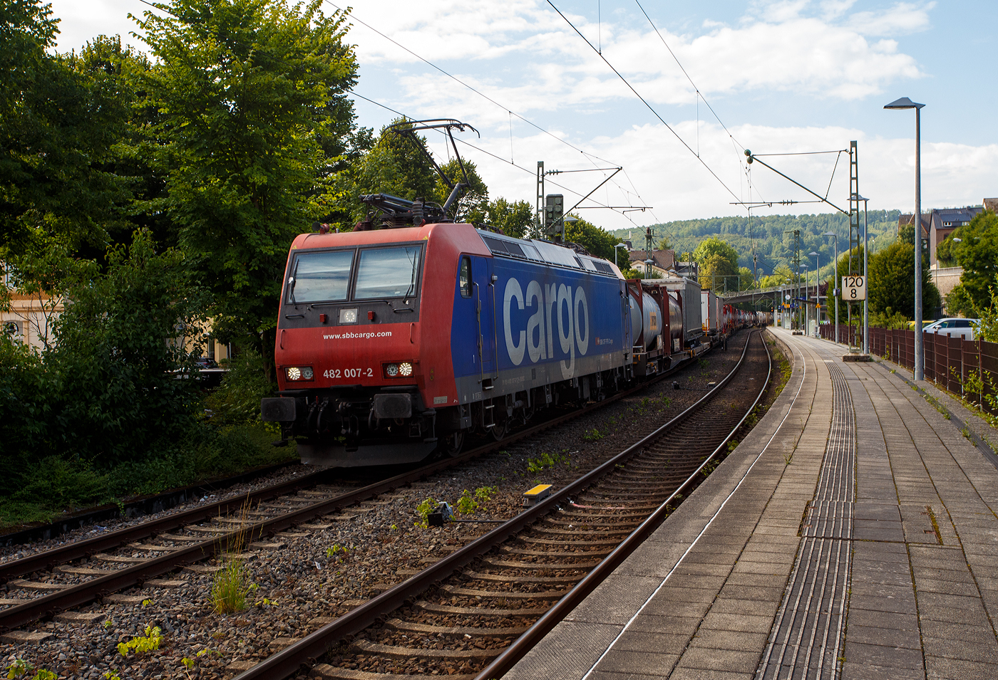 Die an die SBB Cargo International AG vermietete SBB Cargo Re 482 007-2 (91 85 4482 007-7 CH-SBBC) der SBB Cargo fährt am 24 Juli 2025 mit einem HUPAC KLV-Zug durch Kirchen/Sieg in Richtung Köln.

Die TRAXX F140 AC1 wurde 2002 von Bombardier Transportation GmbH in Kassel unter der Fabriknummer 33474 gebaut. Sie hat die Zulassungen und (bei Auslieferung gültigen) Zugbeeinflussungssysteme für die Schweiz und Deutschland.
