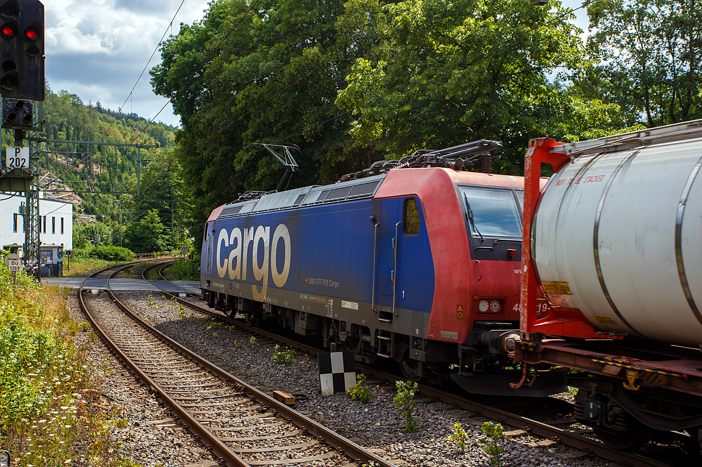 Die an die SBB Cargo International AG vermietete Re 482 019-7 (91 85 4482 018-7 CH-NRFAB) der NRFAB - Nordic Re-Finance AB, Bankeryd (Schweden), ex SBB Cargo Re 482 019-7, f�hrt am 23 Juli 2026 mit einem KLV-Zug durch den Bahnhof Kirchen/Sieg in Richtung K�ln.

Die TRAXX F140 AC1 wurde 2003 von Bombardier in Kassel unter der Fabriknummer 33572 gebaut und an die SBB Cargo AG geliefert. Sie hat die Zulassungen und Zugbeeinflussungssysteme f�r die Schweiz und Deutschland. Im Februar 2026 wurde sie an die NRFAB - Nordic Re-Finance AB verkauft.
