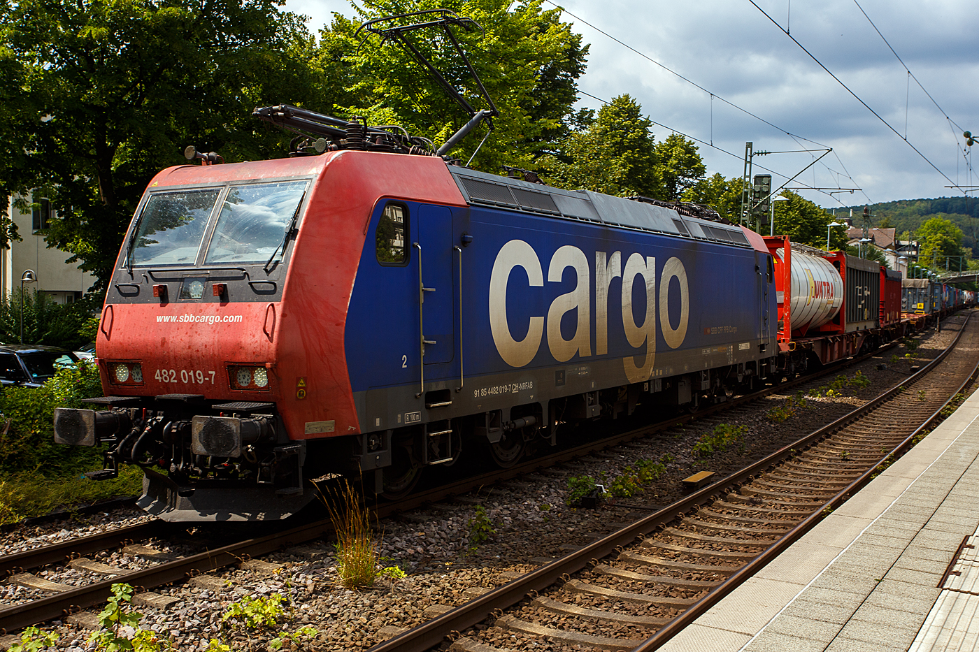 Die an die SBB Cargo International AG vermietete Re 482 019-7 (91 85 4482 018-7 CH-NRFAB) der NRFAB - Nordic Re-Finance AB, Bankeryd (Schweden), ex SBB Cargo Re 482 019-7, f�hrt am 23 Juli 2026 mit einem KLV-Zug durch den Bahnhof Kirchen/Sieg in Richtung K�ln.

Die TRAXX F140 AC1 wurde 2003 von Bombardier in Kassel unter der Fabriknummer 33572 gebaut und an die SBB Cargo AG geliefert. Sie hat die Zulassungen und Zugbeeinflussungssysteme f�r die Schweiz und Deutschland. Im Februar 2026 wurde sie an die NRFAB - Nordic Re-Finance AB verkauft.
