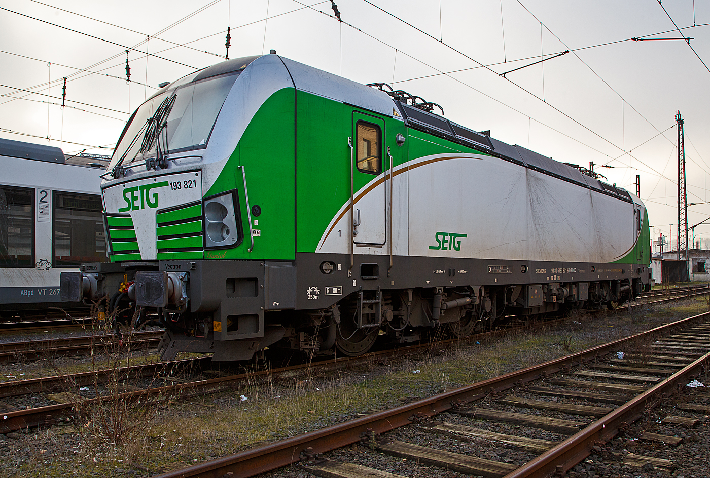 Die an die SETG - Salzburger Eisenbahn TransportLogistik GmbH vermietete Vectron MS 193 821 „Daniel“ (91 80 6193 821-6 D-ELOC) der European Locomotive Leasing (Wien), ex Siemens Rail Systems 91 80 6193 821-6 D-PCW, ist am 15.12.2022 beim Hbf Siegen abgestellt.

Die Siemens Vectron MS wurde 2013 von Siemens Mobilitiy in Mnchen-Allach unter der Fabriknummer 21830 gebaut. Die Vectron MS mit einer Leistung von 6.4 MW fr 200 km/h ist fr Deutschland, sterreich, Ungarn, Slowakei und Tschechien (D/A/H/SK/CZ). Zulassungen fr Polen und Rumnien (PL/RO) sind wohl vorgesehen/vorbereitet, aber noch durchgestrichen und nicht erteilt.

Die Vectron war erst ein Miet-/Vorfhrlok der Siemens Rail Systems, Mnchen, eingestellt als 91 80 6193 821-6 D-PCW, im September 2013 ging sie kurz in die Trkei, kam aber 2014 wieder zurck. 2015/16 ging sie an die European Locomotive Leasing (Wien).
