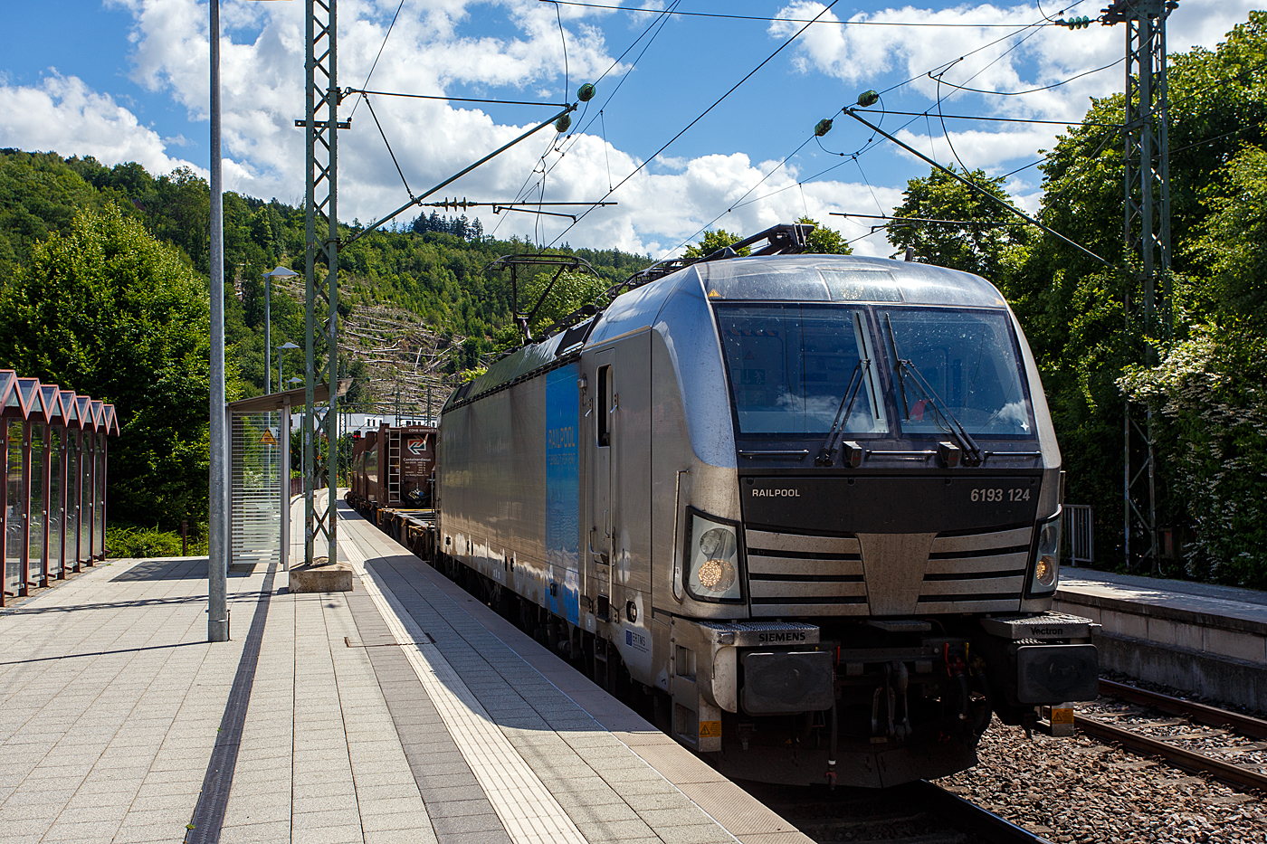 Die an die TX Logistik AG, Troisdorf  (zur Mercitalia Group geh�rend) vermietete SIEMENS Vectron MS 6193 124 (91 80 6193 124-5 D-Rpool) der Railpool GmbH (M�nchen) f�hrt am 09 Juni 2026 mit einem KLV-Zug durch den Bahnhof Kirchen/Sieg in Richtung Siegen.

Die Multisystemlokomotive Siemens Vectron MS wurde 2023 von Siemens Mobilitiy in M�nchen-Allach unter der Fabriknummer 23333 gebaut. Sie wurde in der Variante A01 ausgef�hrt und hat so die Zulassung f�r Deutschland, �sterreich, Slowakei, Polen, Tschechien, Ungarn, Rum�nien und Bulgarien (D / A / SK / PL / CZ / H + RO / BG). So besitzt die Vectron Variante MS A01 folgende Zugsicherungssysteme: ETCS BaseLine 3, sowie f�r Deutschland (PZB90 / LZB80 (CIR-ELKE I)), f�r �sterreich (ETCS Level 1 mit Euroloop, ETCS Level 2, PZB90 / LZB80), f�r Polen (SHP), Slowakei und Tschechien (LS (Mirel)), Ungarn (ETCS Level 1, EVM (Mirel)) und Rum�nien (PZB90).