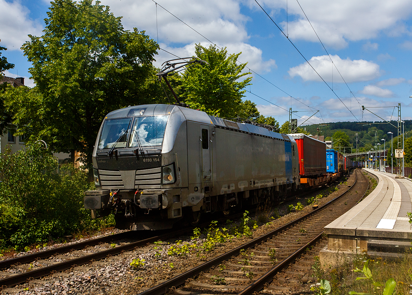 Die an die TX Logistik AG, Troisdorf (zur Mercitalia Group geh�rend) vermietete SIEMENS Vectron AC 6193 154-2 (91 80 6193 154-2 D-Rpool) der Railpool GmbH (M�nchen) f�hrt am 09 Juli 2026 mit einem KLV-Zug durch Kirchen/Sieg in Richtung K�ln.

Die Vectron Wechselstromlok (AC 15 kV 16,7 Hz und AC 25 kV 50 Hz) SIEMENS Vectron AC wurde 2023 von Siemens Mobilitiy in M�nchen-Allach unter der Fabriknummer 23499 gebaut. Sie wurde in der Vectron Variante AC B18 ausgef�hrt und hat so die Zulassung f�r Deutschland, �sterreich, Schweden, Norwegen und D�nemark (D / A / S / N und DK). 

So besitzt die Variante AC B18 folgende Zugsicherungssysteme:
ETCS BaseLine 3, sowie f�r Deutschland (PZB90 / LZB80 (CIR-ELKE I)), f�r �sterreich (ETCS Level 1 mit Euroloop, ETCS Level 2, PZB90 / LZB80), 
f�r Schweden und Norwegen (ATC-2 (L10000)) und f�r D�nemark ZUB 123.
