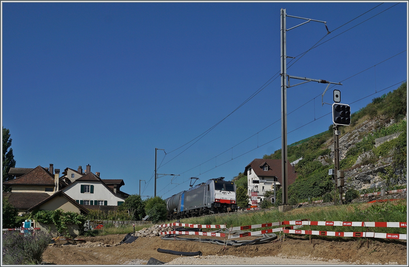 Die Arbeiten für den Doppelspurausbau des Ligerzer Tunnel reissen hässliche Narben in die schöne Bielersee-Landschaft; ausgangs Ligerz bei Bipschall ist die Railpool 186 452 mit einem Ölzug auf dem Weg in Richtung Biel/Bienne. 
Das Bild entstand auf dem Uferweg.

11. Juli 2025
