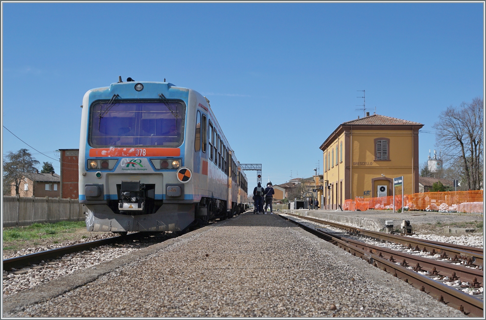 Die beiden Aln 663 078 und 077 verlassen nach einem kurzen Halt den Bahnhof Brescello-Viadana. Die beiden Triebzge sind als Trenitalia TPER Regionalzug 90322 von Parma nach Suzzara unterwegs. 
Die FER Triebwagen werden als Aln 663 gefhrt, unterscheiden sich aber doch von der Regelbaureihe.

15. Mrz 2023