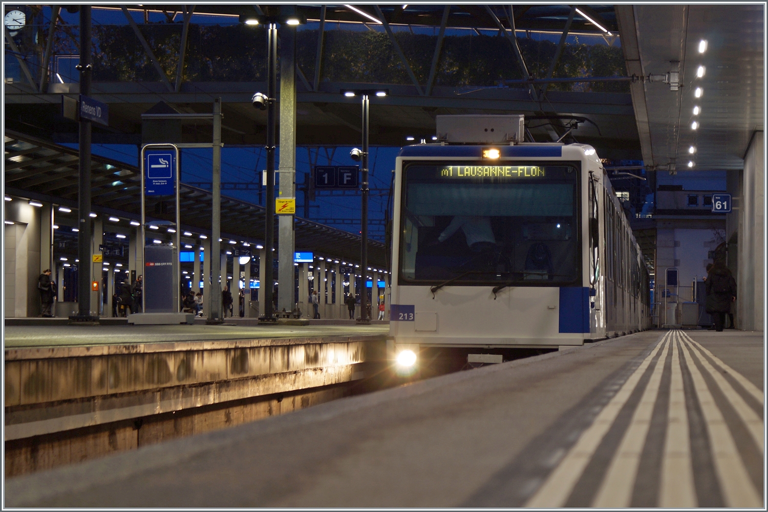 Die beiden Bahnsteige für die TSOL Züge im Renens VD, im Bild, soweit nicht vom Bahnsteig verdeckt, der TL Be 4/6 213. 

14. Dez. 2023