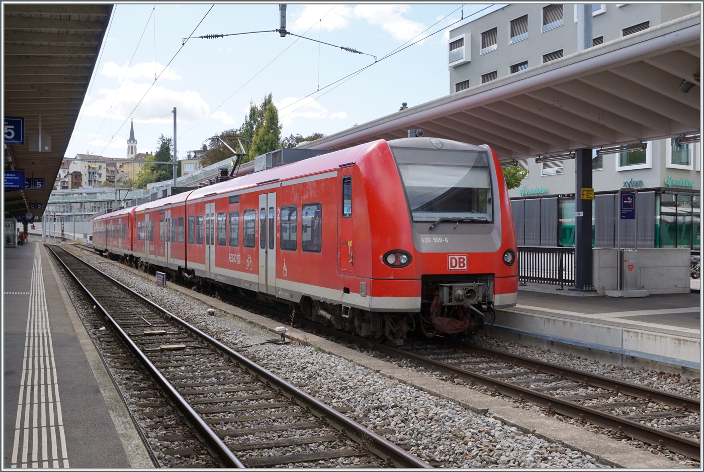 Die beiden Elektotriebzüge BR 426.0 (Babyquietschie) 426 509-5 und 426 510-4 sind im Regionalzugbahn Einsatz auf der Strecke Singen - Schaffhausen - Singen und wenden nun in Schaffhausen für die Rückfahrt nach Singen. 

9. Sept. 2022