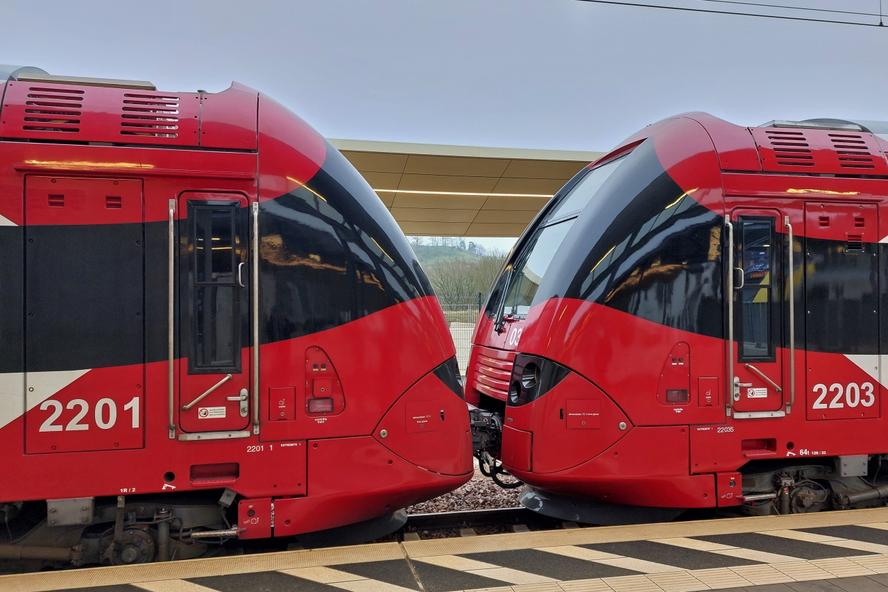 Die beiden gekuppelten CFL Triebzüge 2201 & 2203 nach der Ankunft im Bahnhof Mersch. (Hans) 19.12.2023