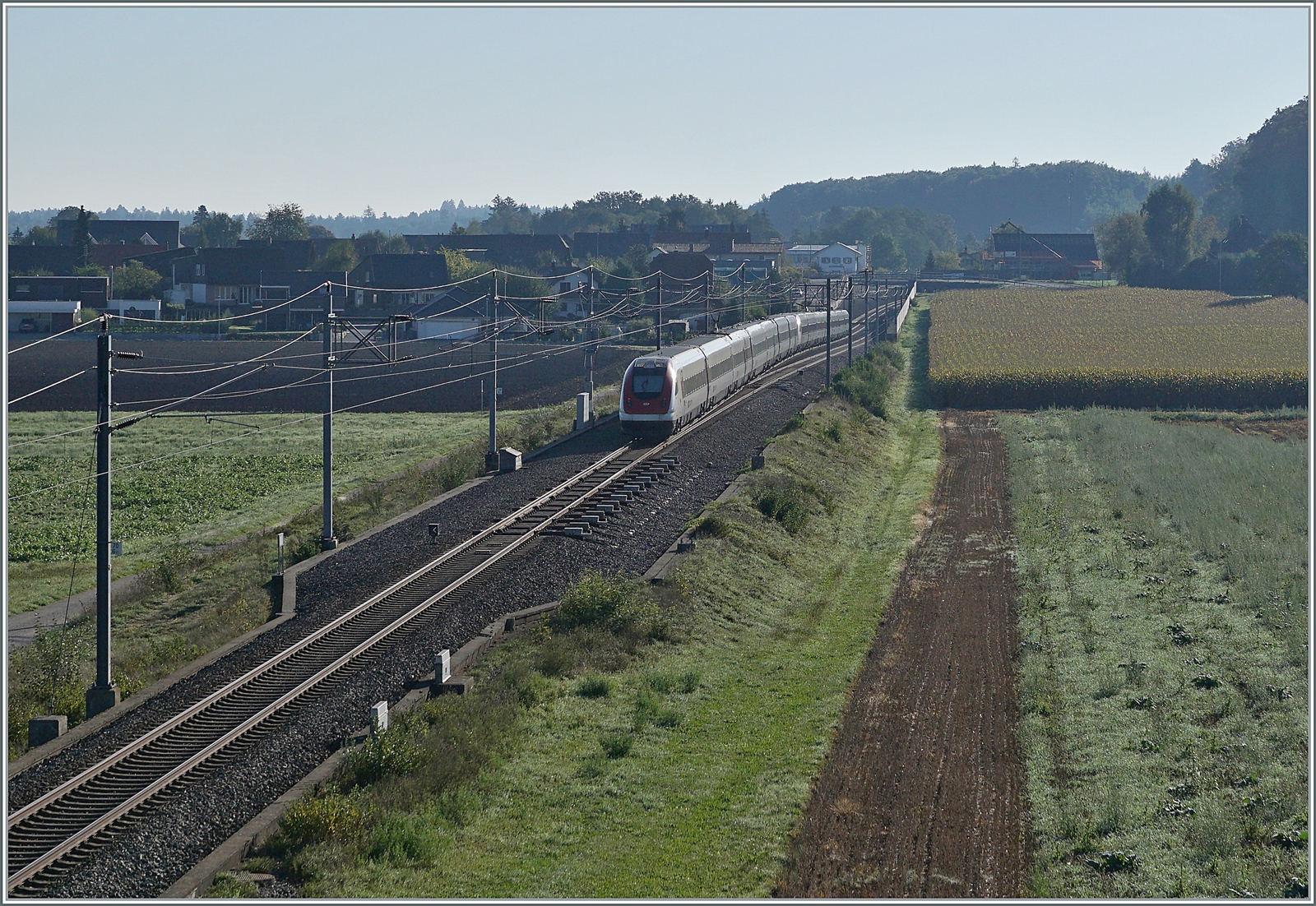 Die beiden ICN RABe 500 von Genève Aéroport nach Rorschach erreichen auf dem Weg zur NBS bei Bolken den ehemaligen Bahnhof  Inkwil ; heute liegt hier eine der drei Weichen der ABS/NBS welche die Strecke in den 597 Meter langen Wolfackertunnel Nord für die Fahrtrichtung nach Olten und in den 436 Meter langen Wolfackertunnel Süd der Gegenrichtung leitet. Interessant auch das Weichensignal links im Bild welches drei Stellungen anzeigt: nach links  <  , nach rechts  >  und Gesperrt  X  (wenn die Weiche umgelegt wird). 

12. September 2022