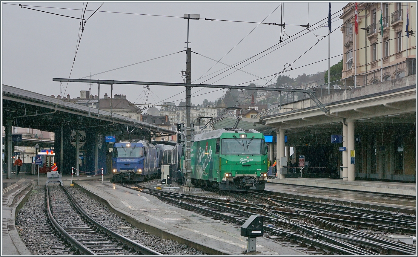 Die beiden MOB Werbeloks Ge 4/4 8001 und 8004 mit ihren GoldenPass Express Zügen in Montreux. Die Ge 4/4 8004 ist mit dem GPX 4065 von Interlaken Ost angekommen und fährt nun zur Abstellung, während die Ge 4/4 8001 in wenigen Minuten mit ihrem GPX 4074 in Richtung Interlaken Ost abfahren wird.

7. Dez. 2024 