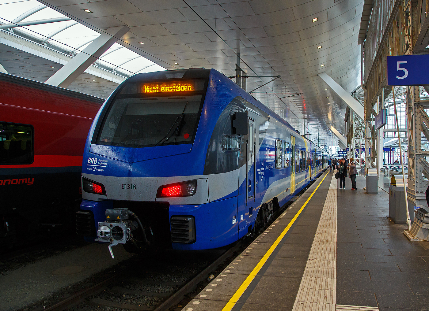 Die  beiden sechsteiligen Stadler FLIRT³ der Baureihe 1430 (ET 316 und ET 327) der BRB - Bayerische Oberlandbahn GmbH (Chiemgau-Inntal) haben am 11 September 2022 als RE 5 im Hauptbahnhof Salzburg erreicht.