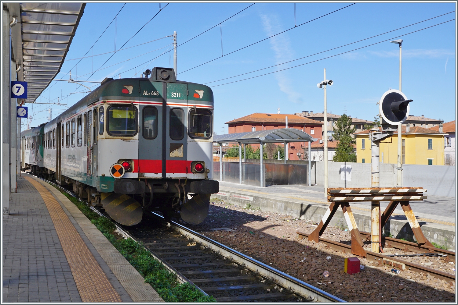 Die beiden Trenord Aln 668 3221 und 3211 sind von Brescia kommend an ihrem Zielbahnhof Parma angekommen. 

14. März 2023