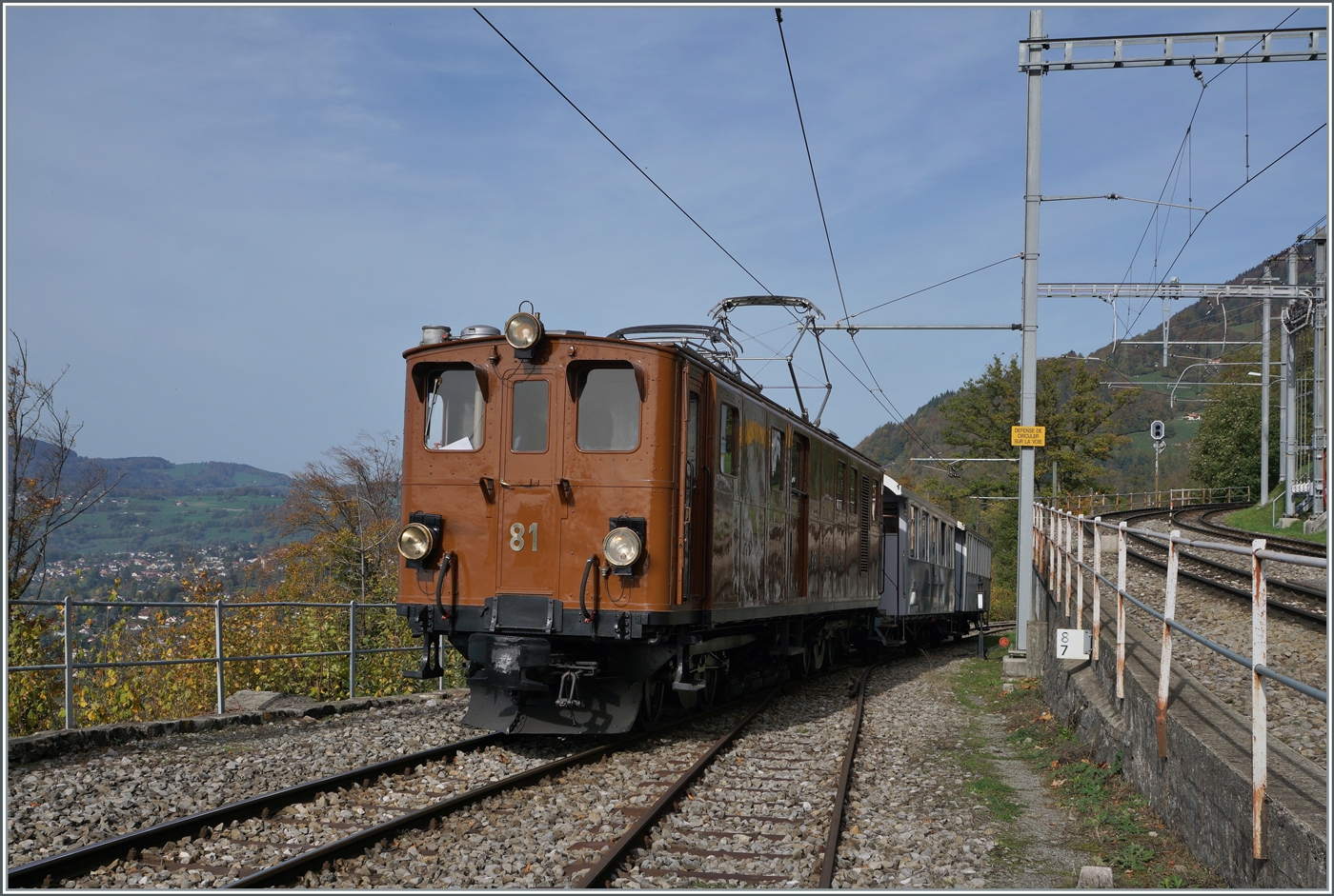 Die Bernina Bahn Ge 4/4 81 ist wieder zurück und auch schon wieder im Einsatz, hier in Chamby am 29. Okt. 2022