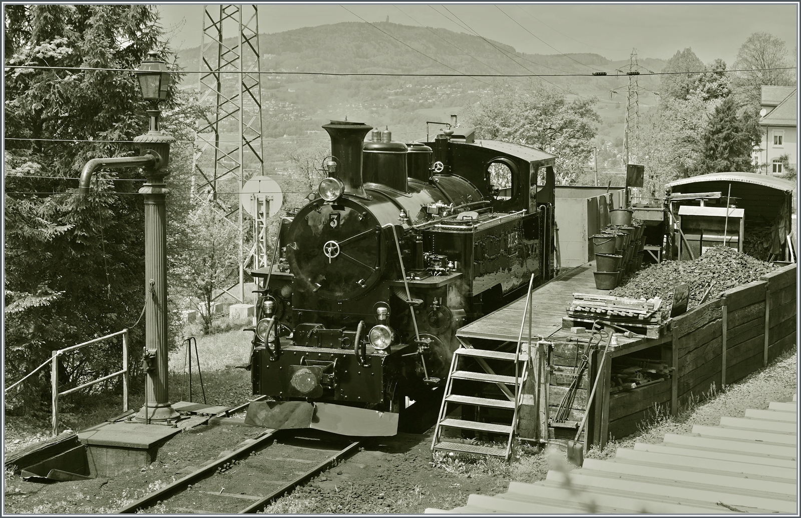 Die BFD HG 3/4 N° 3 wird in Chaulin für die Nachmittgas Fahrten vorbereitet. 

6. Mai 2023