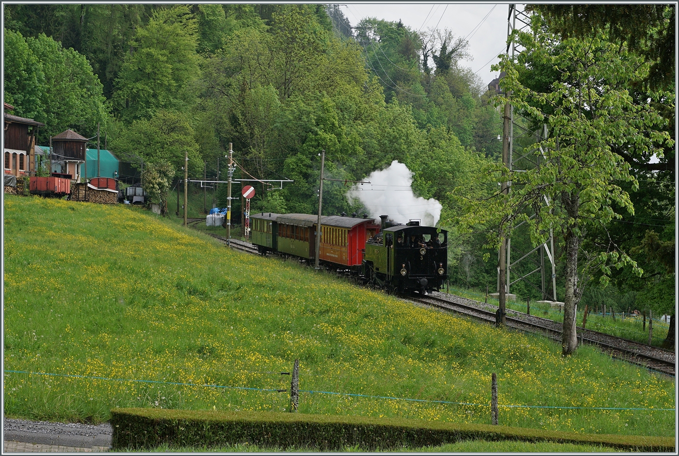 Die BFD HG  3/4 N° 3 ist bei Chaulin mit dem ersten Dampfzug der Saison auf dem Weg in Richtung Blonay.

3. Mai 2025 