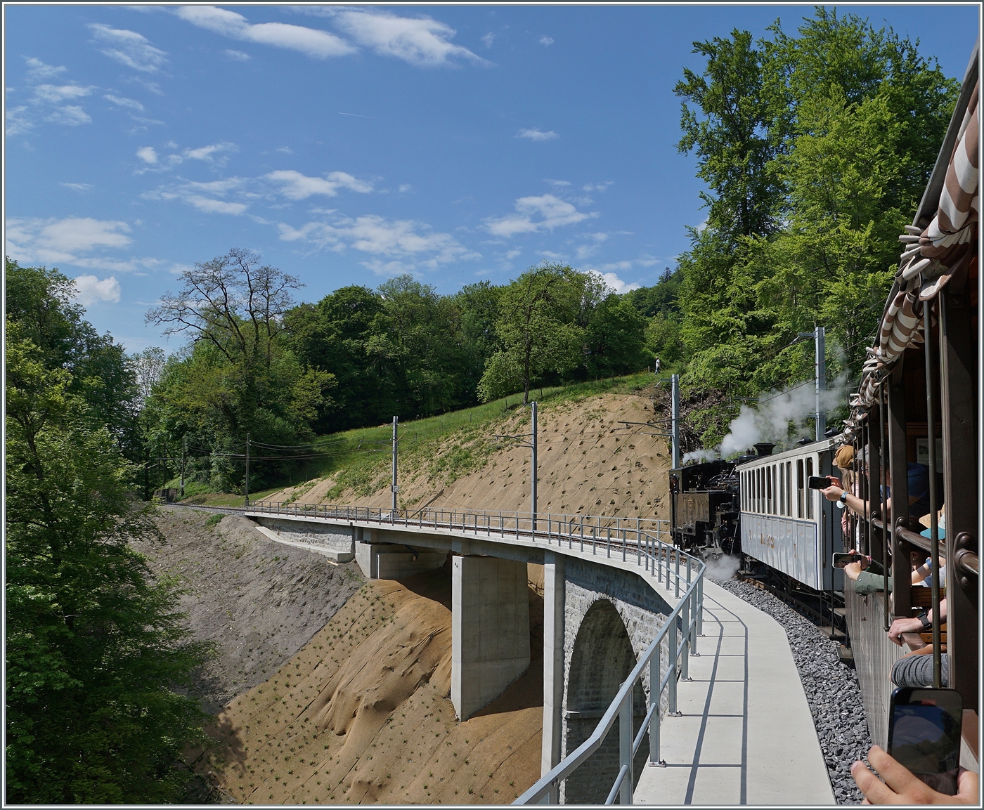 Die BFD HG 3/4 N° 3 der Blonay Chamby Bahn fährt mit ihrem Reisezug über den frisch sanierten Baye de Clarens Viadukt in Richtung Blonay und im Hintergrund zeigt sich das recht grosse Stück Land, welches durch die Sanierung vorübergehend die Vegetation verloren hat, was für eine kurze Zeit die Möglichkeit bietet, eine neuen (Foto)-Blick auf den Baye de Clarens Viadukt werden zu können. 

11. Mai 2025