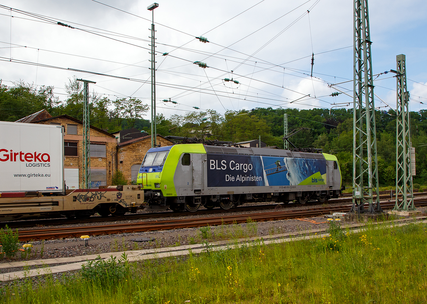 Die BLS Cargo 010, Re 485 010-3 (91 85 4485 010-3 CH-BLSC) fährt am 08.06.2021 mit einem KLV/CargoBeamer Alpinzug Domodossola- Kaldenkirchen, durch Betzdorf (Sieg) in Richtung Köln.

Die TRAXX F140 AC1 wurde 2003 von Bombardier in Kassel unter der Fabriknummer 33561 gebaut und an die BLS Cargo geliefert. Die Loks sind nur für die Schweiz und Deutschland zugelassen. 