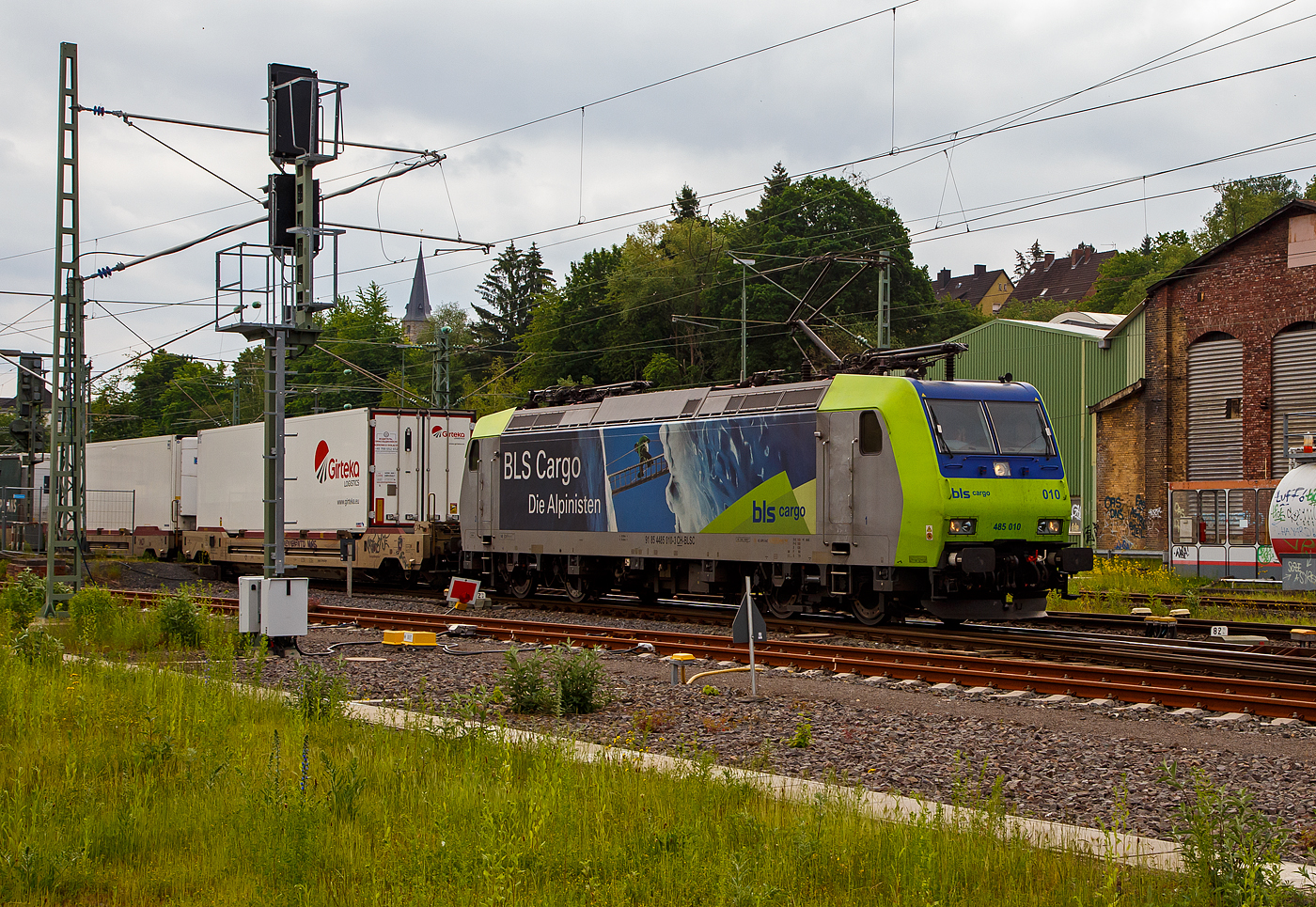 Die BLS Cargo 010, Re 485 010-3 (91 85 4485 010-3 CH-BLSC) fährt am 08.06.2021 mit einem KLV/CargoBeamer Alpinzug Domodossola- Kaldenkirchen, durch Betzdorf (Sieg) in Richtung Köln.

Die TRAXX F140 AC1 wurde 2003 von Bombardier in Kassel unter der Fabriknummer 33561 gebaut und an die BLS Cargo geliefert. Die Loks sind nur für die Schweiz und Deutschland zugelassen. 