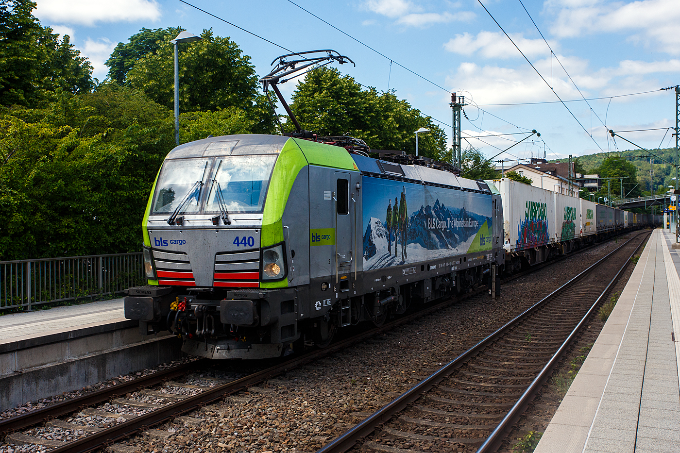 Die BLS Cargo 440 – Re 475 440-4 (91 85 4475 440-0 CH-BLSC) f�hrt am 07 Juli 2026 mit einem KLV-Zug durch Kirchen (Sieg) in Richtung K�ln

Die Siemens Vectron MS wurden 2025 von Siemens unter der Fabriknummer 23253 gebaut, sie hat die Zulassungen f�r CH/ D/ A/ I / N L/ B und kann so vom Mittelmeer bis an die Nordsee ohne Lokwechsel durchfahren. Sie haben eine H�chstgeschwindigkeit von 200 km/h und eine Leistung von 6.400 kW.

Die BLS Cargo hat �ber 40 Loks der Baureihe Re 475 (Siemens Vectron MS). Der kleine Unterschied zwischen der 1. Serie (475 401 – 475 415) und der 2. Serie (475 416 – 475 440) ist nur das die Lok der 2. Serie auch die Zulassungen f�r Belgien haben. So wurde die 1. Serie als Vectron MS in der Variante A22 und die 2. Serie in der Variante A39 ausgef�hrt.  

Die Im September 2023 bestellte die BLS Cargo 10 weitere SIEMENS Vectron MS Lokomotiven (in Variante A40 mit XLoad), diese verf�gen dann zudem �ber das neu entwickelte XLoad-Ausstattungspaket. Sie sind auch f�r den Einsatz in Deutschland, �sterreich, der Schweiz, Italien, den Niederlanden und Belgien (DACHINLBE) vorgesehen, haben eine Leistung von 6.400 kW, aber nur noch eine H�chstgeschwindigkeit von 160 km/h, die aber f�r den G�terverkehr ausreichend ist.

Das XLoad-Ausstattungspaket ist eine Kombination von Funktionen, welche die Traktionsf�higkeit und Effizienz der Lokomotiven verbessern. Dadurch lassen sich schwerere Z�ge in Einzeltraktion fahren, womit auf zus�tzliche Verst�rkungs- oder Schiebelokomotiven verzichtet werden kann. XLoad ist eine Neuentwicklung von Siemens Mobility und seit 2022 erh�ltlich. BLS Cargo testete im Jahr 2022 die neue Funktion eingehend und lie� sich vom Nutzen der Funktion �berzeugen.

Die Vectron-Flotte von BLS Cargo w�chst damit auf insgesamt 50 Fahrzeuge. Die ersten Loks wurden dieses Jahr (2026) bereits ausgeliefert.