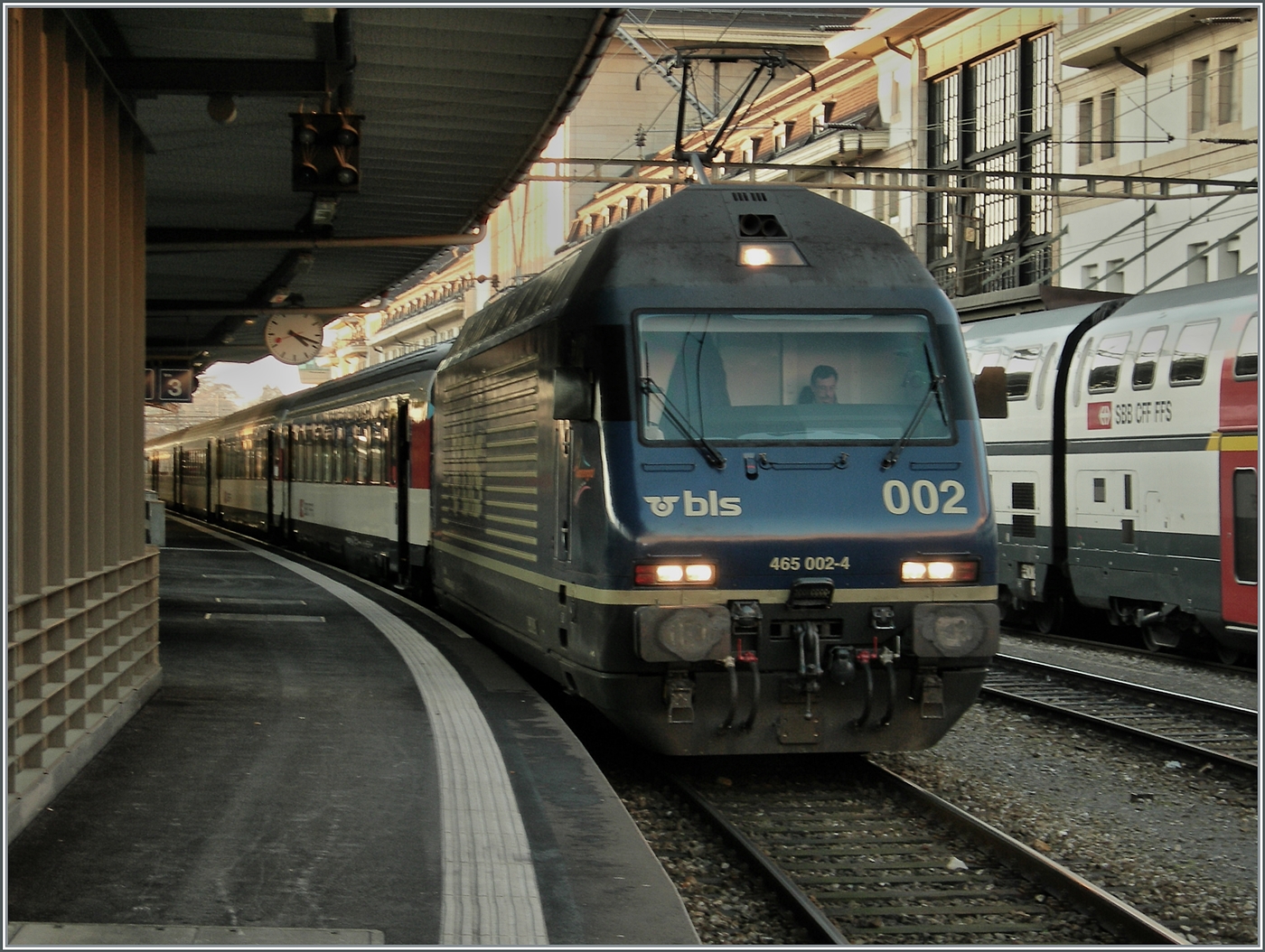 Die BLS Re 465 002 wartet mit ihrem IR nach Brig in Lausanne auf die Abfahrt. 

1. Jan. 2009