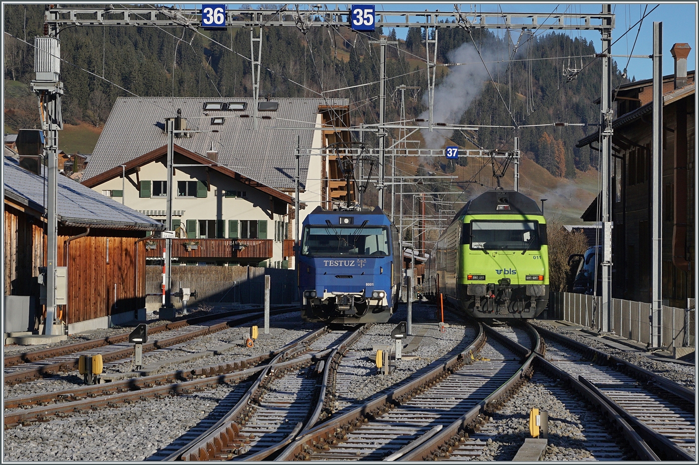 Die BLS Re 465 011 verlässt mit ihrem Golden Pass Express GPX PE 4064 nach Interlaken Ost den Bahnhof von Zweisimmen. Links im Bild die MOB Ge 4/4 8001, welche den Golden Pass Express GPX PE 4064 von Montreux nach Zweisimmen brachte. 

30. November 2024