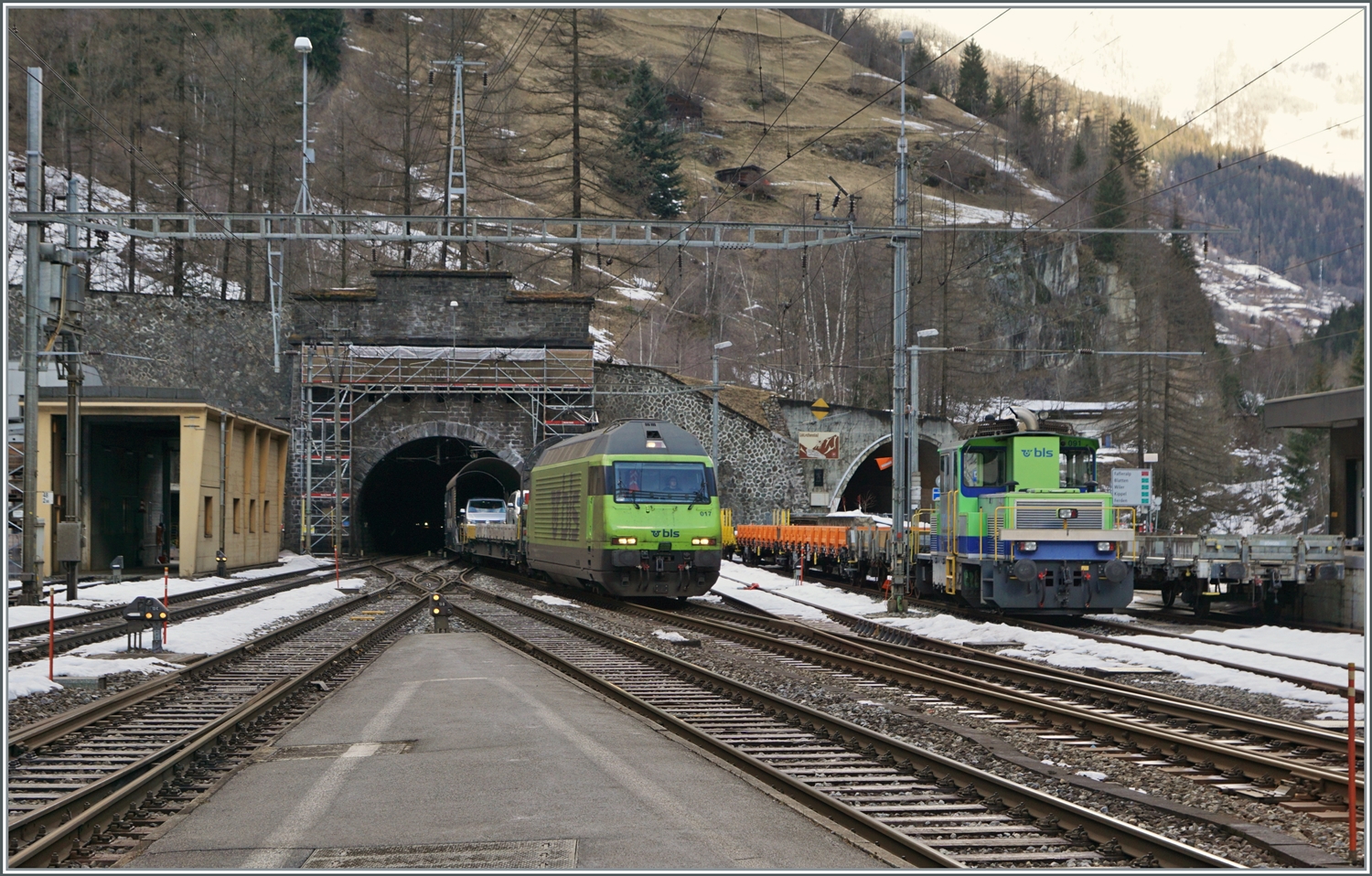 Die BLS Re 465 017 verlässt mit ihrem AT1 Autotunnelzug von Kandersteg nach Goppenstein den Lötschbergtunnel in Goppenstein.

3. Jan. 2024
