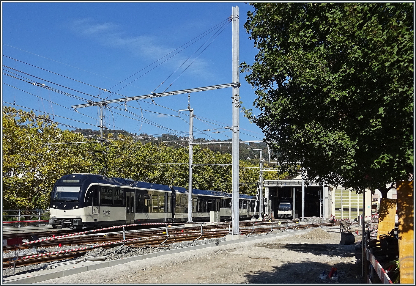 Die CEV ABeh 2/6 7505 und 7503 erreichen von Les Pl�iades kommend den noch im Umbau befindlichen Bahnhof von Vevey. 

6. Oktober 2026