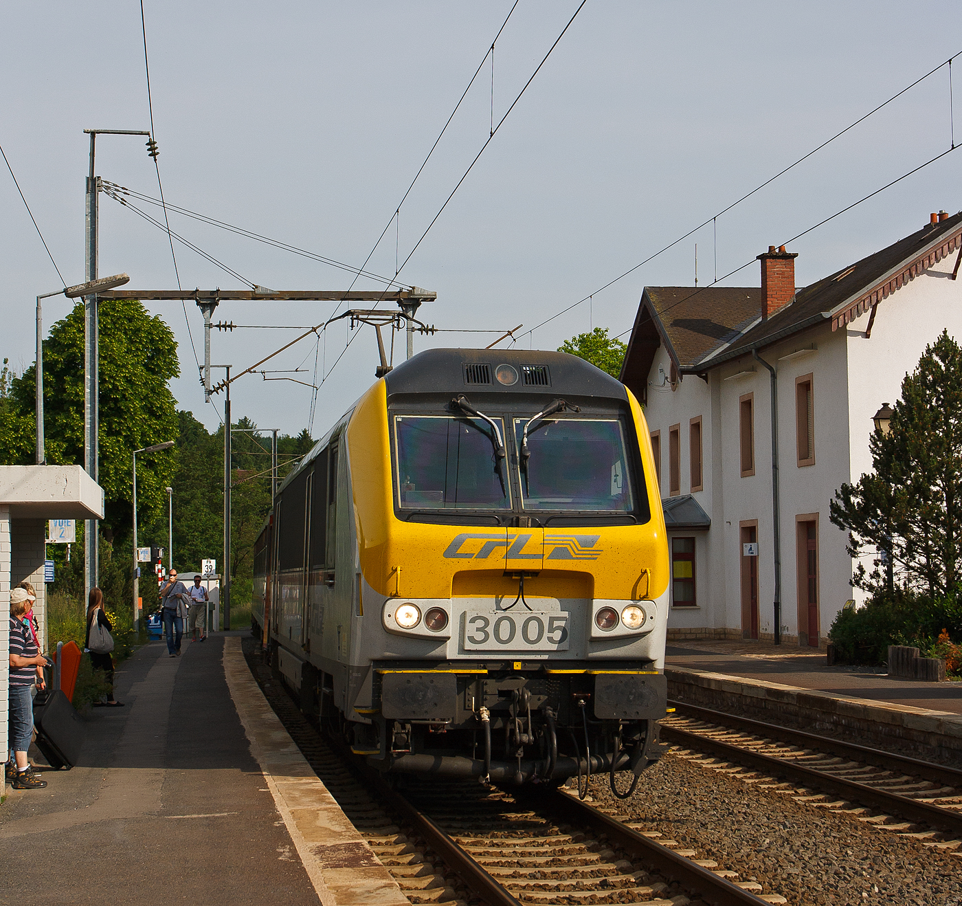 Die CFL 3005 erreicht am 17 Juni 2013, mit dem IR 111 von Liers �ber Li�ge-Guillemins und Troisvierges (Ulflingen) nach Luxembourg, den Bahnhof Wilwerwiltz. Mit ihm fahren wir nun bis Luxemburg.