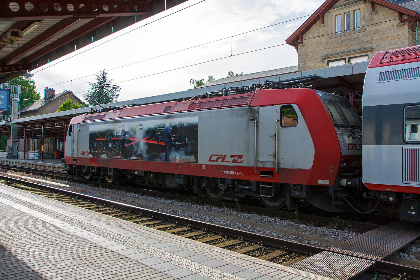 Die CFL 4019 (91 82 000 4019-7 L-CFL) mit einem Doppelstockzug am 16 Juni 2013 beim Halt im Bahnhof Pétange (deutsch Petingen / luxemburgisch Péiteng), als RB von Luxembourg (Luxemburg Stadt / Lëtzebuerg) über Esch-sur-Alzette (Esch an der Alzette) nach Rondange (Rodingen). Im Jahr trug sie Werbung für die Dampflok CfL 5519 (www.5519.lu). 

Die TRAXX wurde 2005 von Bombardier in Kassel unter der Fabriknummer 33722 gebaut und an die CFL geliefert. 

Die Bombardier TRAXX P140AC1 luxemburgische CFL ist eine modifizierte DB BR 185.1, eine Kombination für den Personen- und Frachtdienst. 20 dieser Loks wurden für die CFL zwischen 2004 und 2005 gebaut. Diese verfügt im Gegensatz zu den „F140 AC1“ über eine Personenverkehrsausrüstung, setzt allerdings auf den günstigen Tatzlagerantrieb der Güterverkehrsversion. Für den Personenverkehr verfügen sie über eine spezielle Software. mit der sie schneller anfahren können. Dies ist besonders wichtig für den Einsatz in Regionalzügen, wie hier. Aber auch im Güterdienst der CFL Cargo verrichtet sie gute Dienste. Die Lokomotiven verfügen über vier Stromabnehmer, auf den äußeren Positionen jeweils mit 1.450 mm Palettenbreite, und eine Zulassung für Luxemburg und Deutschland.

TECHNISCHE DATEN (der Serie CFL 4000):
Nummerierung: 4001 bis 4020
Spurweite: 1.435 mm
Achsanordnung: Bo‘Bo‘
Länge über Puffer: 18.900 mm
Drehzapfenabstand: 10.400 mm
Achsabstand im Drehgestell: 2.600 mm
Gesamtbreite: 2.978 mm
Höhe: 4.189 mm (bei gesenkten Stromabnehmern)
Eigengewicht: 84 t
Achslast: 21 t
Leistung: 5.600 kW (7.614 PS)
Anfahrzugkraft: 300 kN
Bremskraft: 150 kN
Nennspannung: 25kV 50 Hz und 15kV 16,7 Hz Wechselstrom
Höchstgeschwindigkeit: 140 km/h
Zulassungen: Luxemburg, Deutschland und Belgien bis zu den Bahnhöfen Gouvy, Attem und Virton

