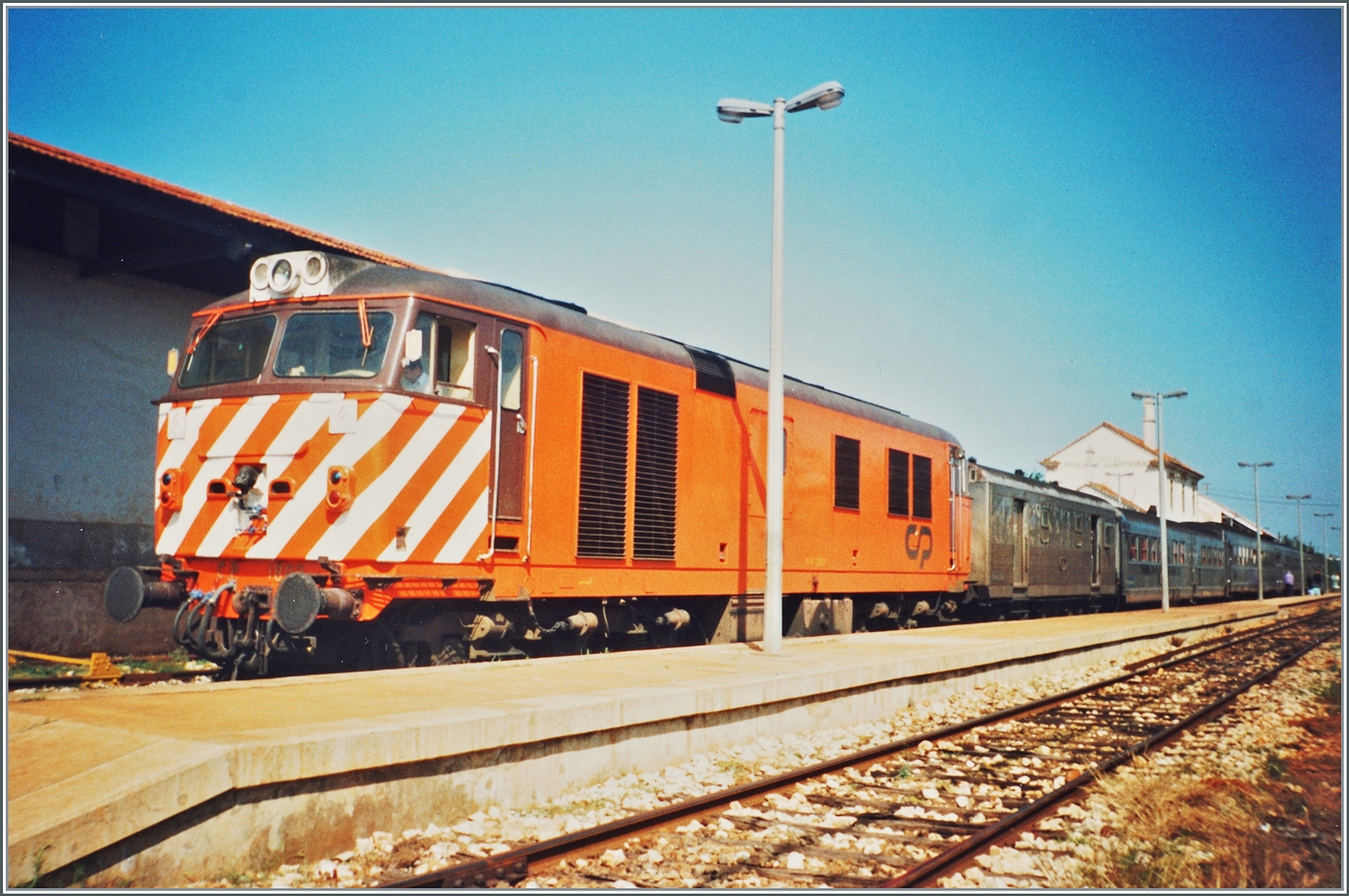 Die C.P 1803 wartet in Loué mit ihrem Zug auf den Gegenzug. 

Analogbild vom Mai 1993