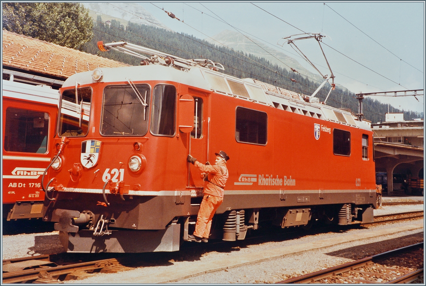 Die damals praktisch fabrikneue RhB Ge 4/4 II 621  Felsberg  rangiert in Davos Platz. 

Analogbild vom 20. Augst 1984