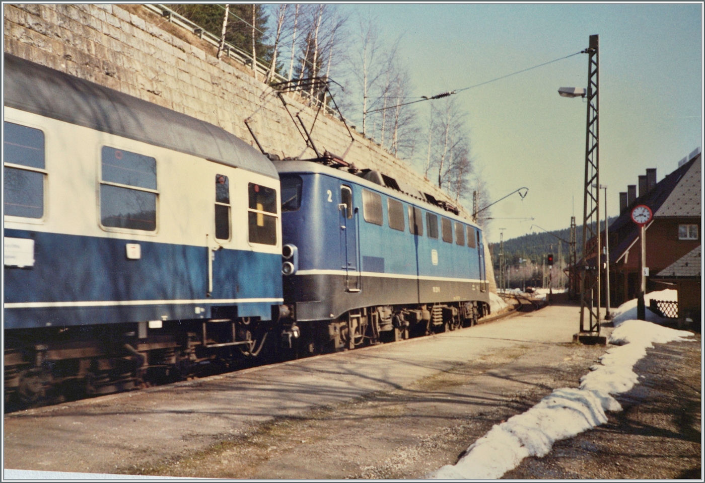 Die DB 110 221-9 hat mit ihrem FD 703 von Münter (Westfallen) kommend den Zielbahnhof Seebrugg erreicht. Da Seebrugg nur über einen Bahnsteig verfügt und die Rückleistung als FD 702 erst am Folgetag erfolgt, wird der Zug in der relativ grossen Abstellanlage des Bahnhof abgestellt. 

Analogbild vom April 1988
