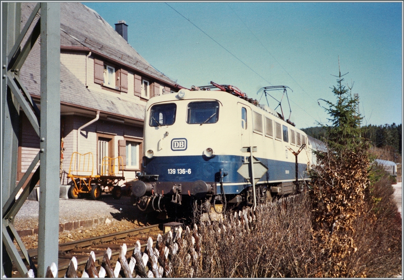 Die DB 139 136-6 mit ihrem Nahverkerszug auf dem Weg von Seebrugg nach Freiburg i.B. beim der Ankunft in Schluchsee. Neben der etwas verdeckten 139 136-6 bewogen mich die Details des Bahnhof und Bahnsteiges zum Zeigen dieses Bildes. 

Analogbild vom April 1988