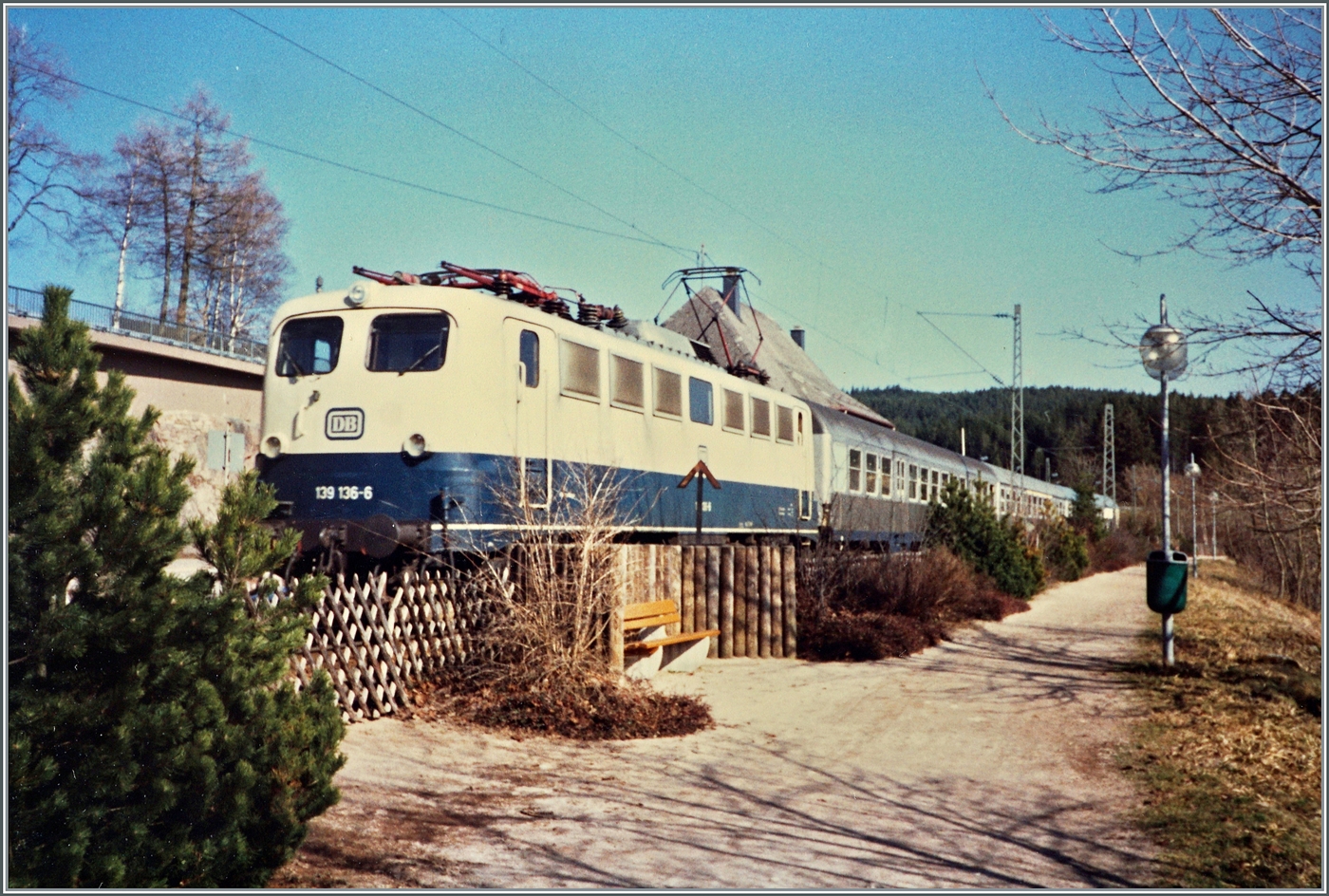Die DB 139 136-6 mit ihrem Nahverkerszug auf dem Weg von Seebrugg nach Freiburg i.B. beim Halt in Schluchsee. Das Motiv des Bildes ist eher das Umfeld aus jener Zeit, als der Zug selbst.  

Analogbild vom April 1988