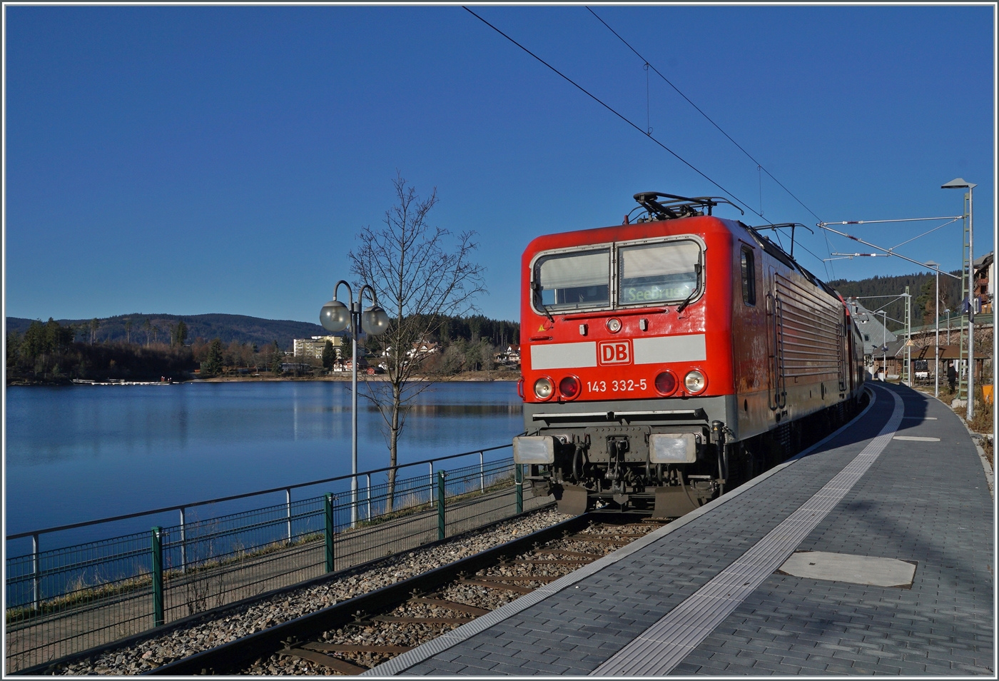 Die DB 143 334-5 verlässt mit ihrem Doppelstockzug Schluchsee in Richtung Seebrugg. Im linken Bildteil gleitet der Blick über den Schluchsee. 

29. November 2016