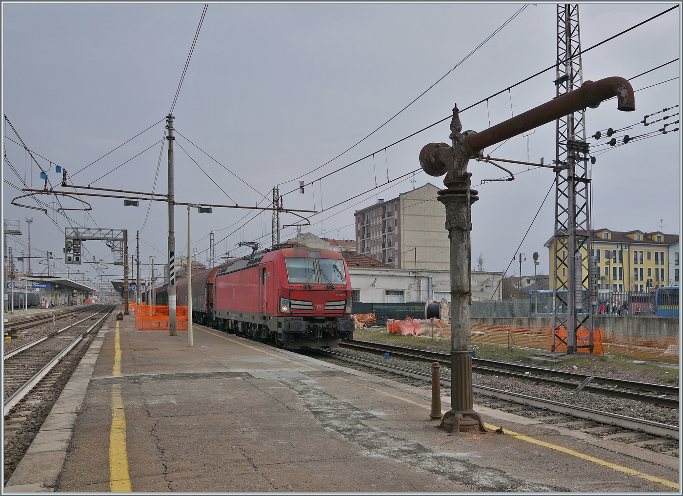 Die DB 191 015 fhrt mit einem Gterzug in Richtung Torino durch Chivasso.

24. Februar 2023 