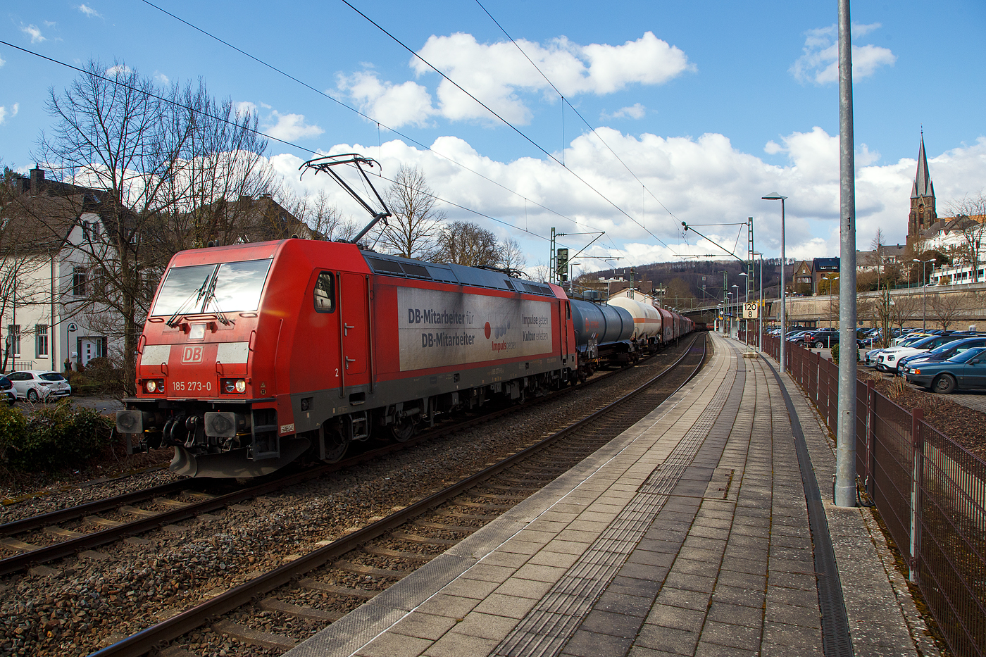 Die DB Cargo 185 273-0 (91 80 6185 273-0 D-DB), mit Werbung „Impulsgeber, DB-Mitarbeiter für DB-Mitarbeiter“, fährt am 19.03.2021 mit einem gemischten Güterzug durch den Bahnhof Kirchen (Sieg) in Richtung Köln.

Die TRAXX F140 AC2 wurde 2006 bei Bombardier in Kassel unter der Fabriknummer 34130 gebaut. Sie hat die Zulassungen für Deutschland und Österreich.