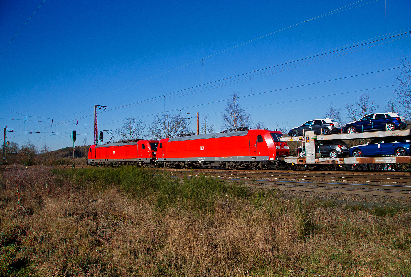 Die DB Cargo 187 161 (91 80 6187 161-5 D-DB) fährt am 08.02.2023 mit der kalten 185 169-0 (91 80 6185 169-0 D-DB) und einem gemischten Güterzug durch Rudersdorf (Kr. Siegen) in Richtung Siegen bzw. Kreuztal.

Die Bombardier TRAXX F140 AC3 wurde 2018 von der Bombardier Transportation GmbH in Kassel unter der Fabriknummer KAS 35490 gebaut. Die Bombardier TRAXX F140 AC1 wurde 2004 von der Bombardier Transportation GmbH in Kassel unter der Fabriknummer 33647 gebaut.