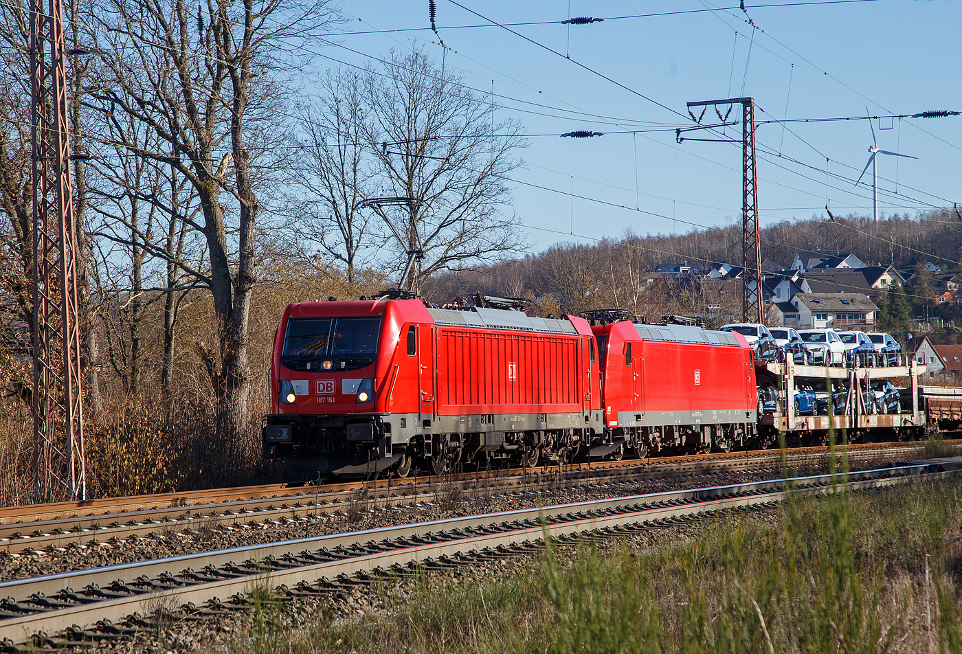 Die DB Cargo 187 161 (91 80 6187 161-5 D-DB) fährt am 08.02.2023 mit der kalten 185 169-0 (91 80 6185 169-0 D-DB) und einem gemischten Güterzug durch Rudersdorf (Kr. Siegen) in Richtung Siegen bzw. Kreuztal.

Die Bombardier TRAXX F140 AC3 wurde 2018 von der Bombardier Transportation GmbH in Kassel unter der Fabriknummer KAS 35490 gebaut. Die Bombardier TRAXX F140 AC1 wurde 2004 von der Bombardier Transportation GmbH in Kassel unter der Fabriknummer 33647 gebaut.