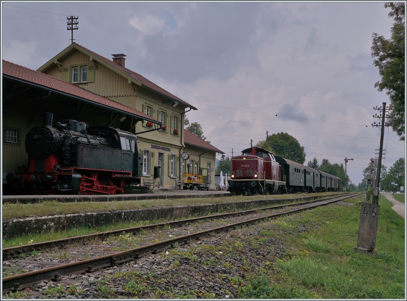 Die Diesellok 211 041-9 (92 80 1211 041-9 D-NeSA) erreicht mit ihrem Zug von Weizen kommend den Bahnhof Zollhaus Blumberg. 

27. August 2022 
