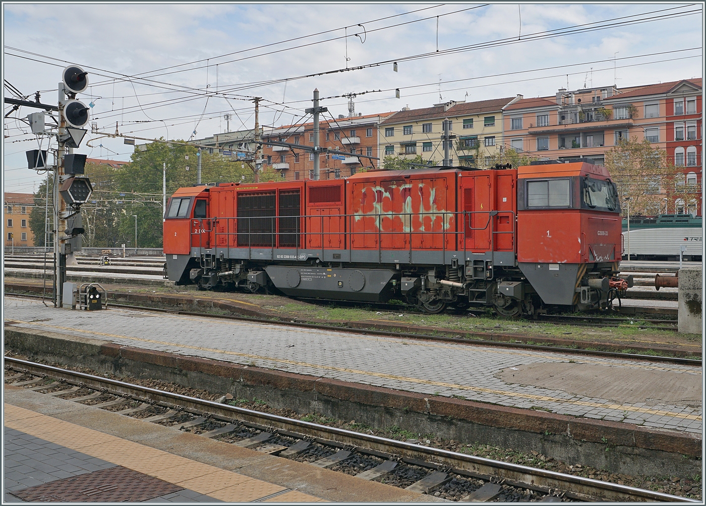 Die Dinazzano P Diesellok G 2200-33 (92 83 2200 033-4 I-DPO) steht in Milano Centrale. Die  Sonderbemalung  habe ich etwas entfernt.

8. November 2022