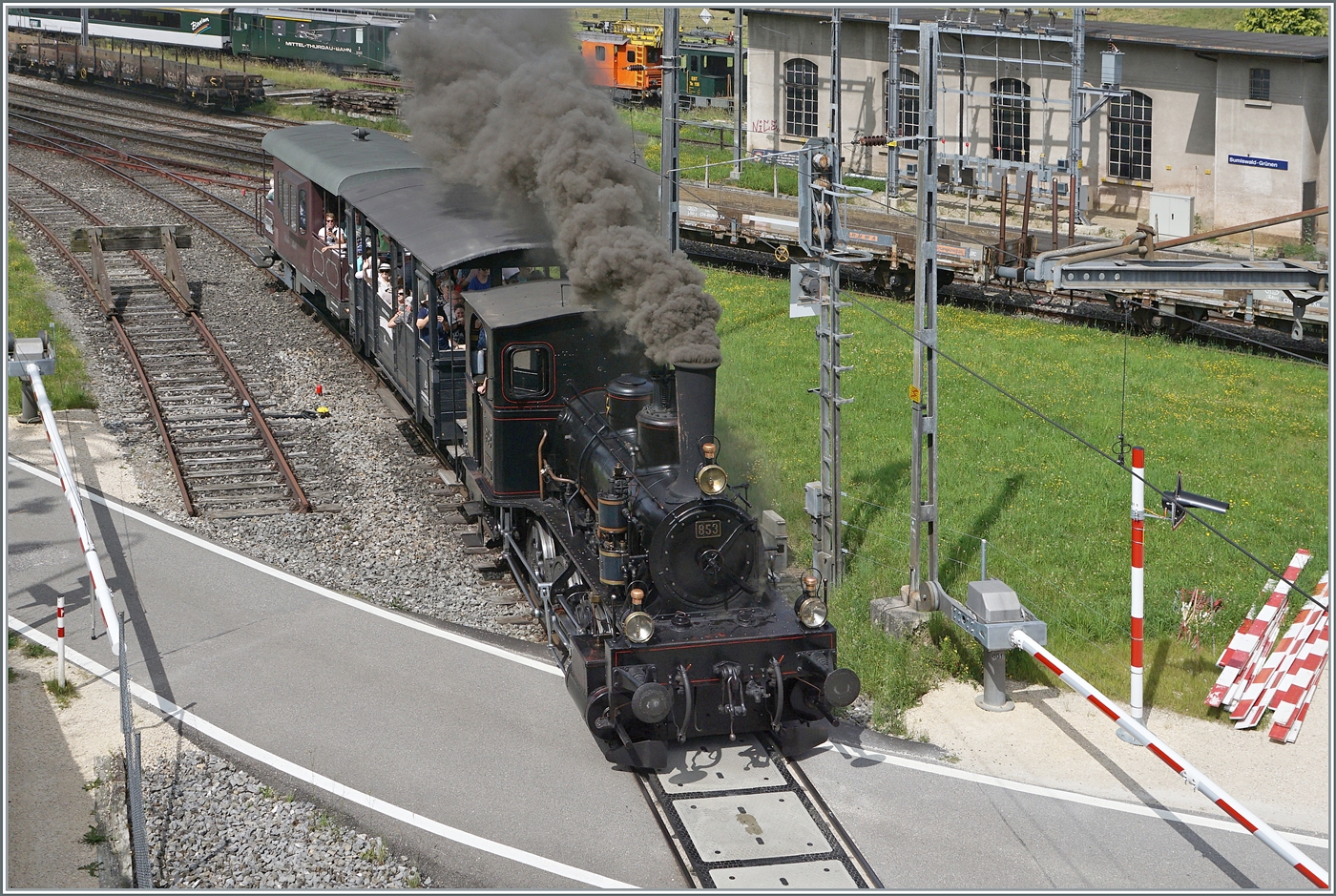 Die E 3/3 853 der DBB mit der UIC Nummer 90 85 0008 573-7 verlässt mir ihrem ersten Dampfzug Sumiswald Grünen in Richtung Wasen im Emmenthal. 
Anlass für die Fahrt ist der Gotthelf-Märit.

14. Juni 2025