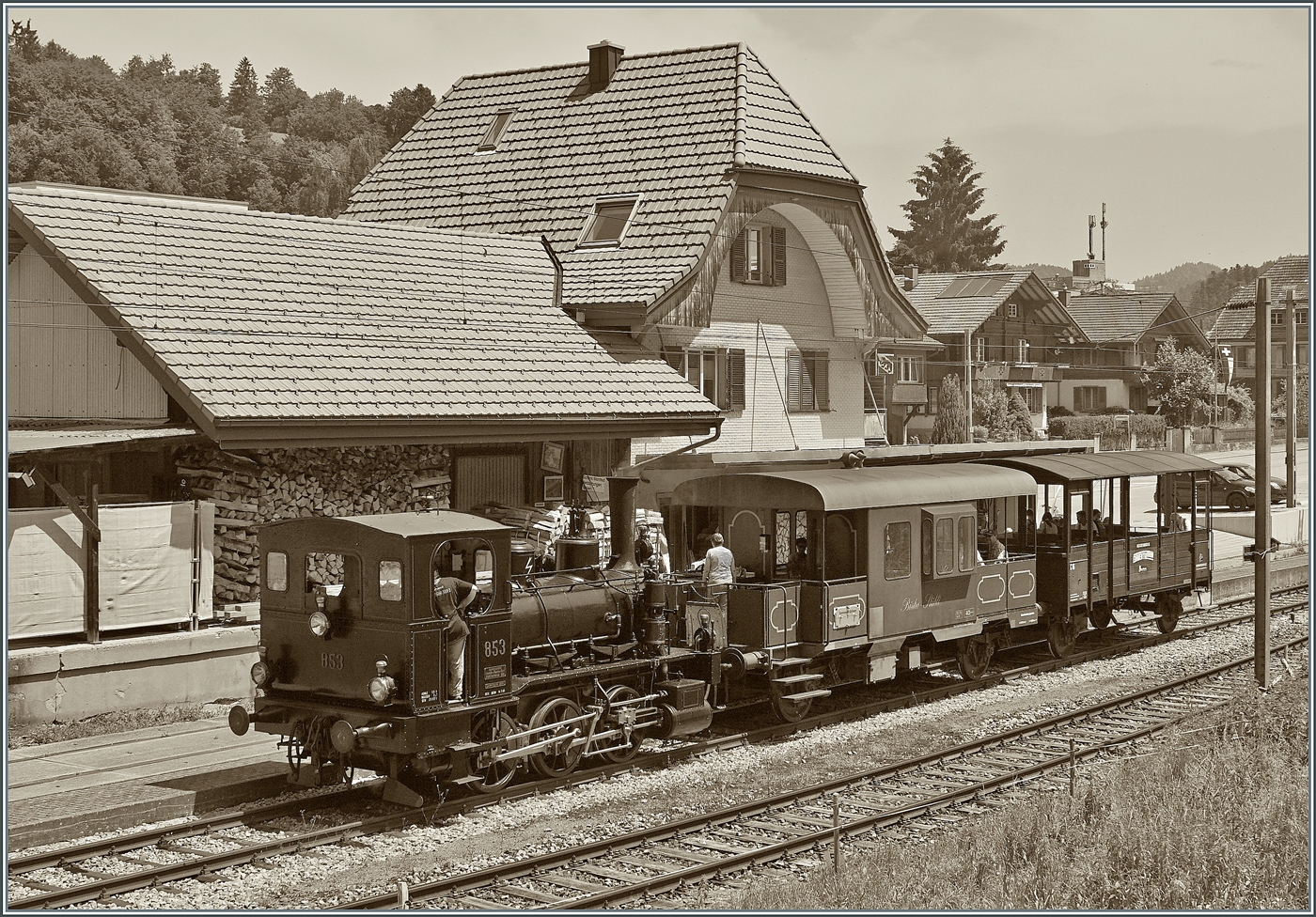 Die E 3/3 853 wird mit ihrem Dampfzug in K�rze nach Sumiswald Gr�nen zur�ck fahren. Das Bild entstand im kleine Endbahnhof der Strecke Wasen im Emmental. 

14. Juni 2025
