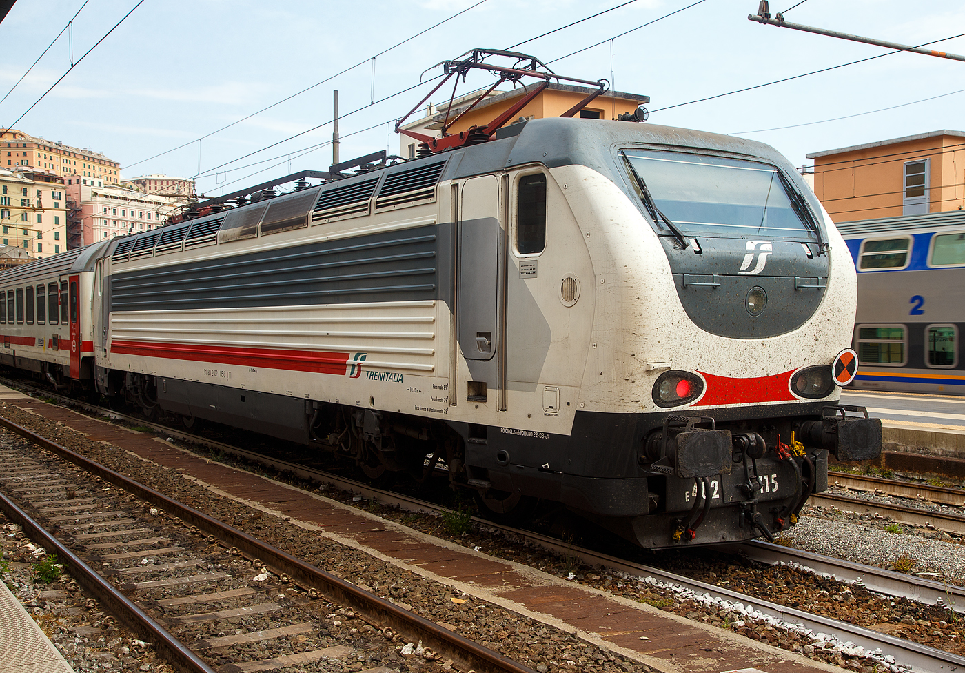 Die E 402.115 (91 83 2402 115-6 I-TI) eine E.402 B der Trenitalia (in weiß-grau-roter IC-Lackierung) steht am 23.07.2022 als Schublok mit einem Trenitalia InterCity (IC) im Bahnhof Genova Piazza Principe. Am Zuganfang war eine weitere E.402 B.
