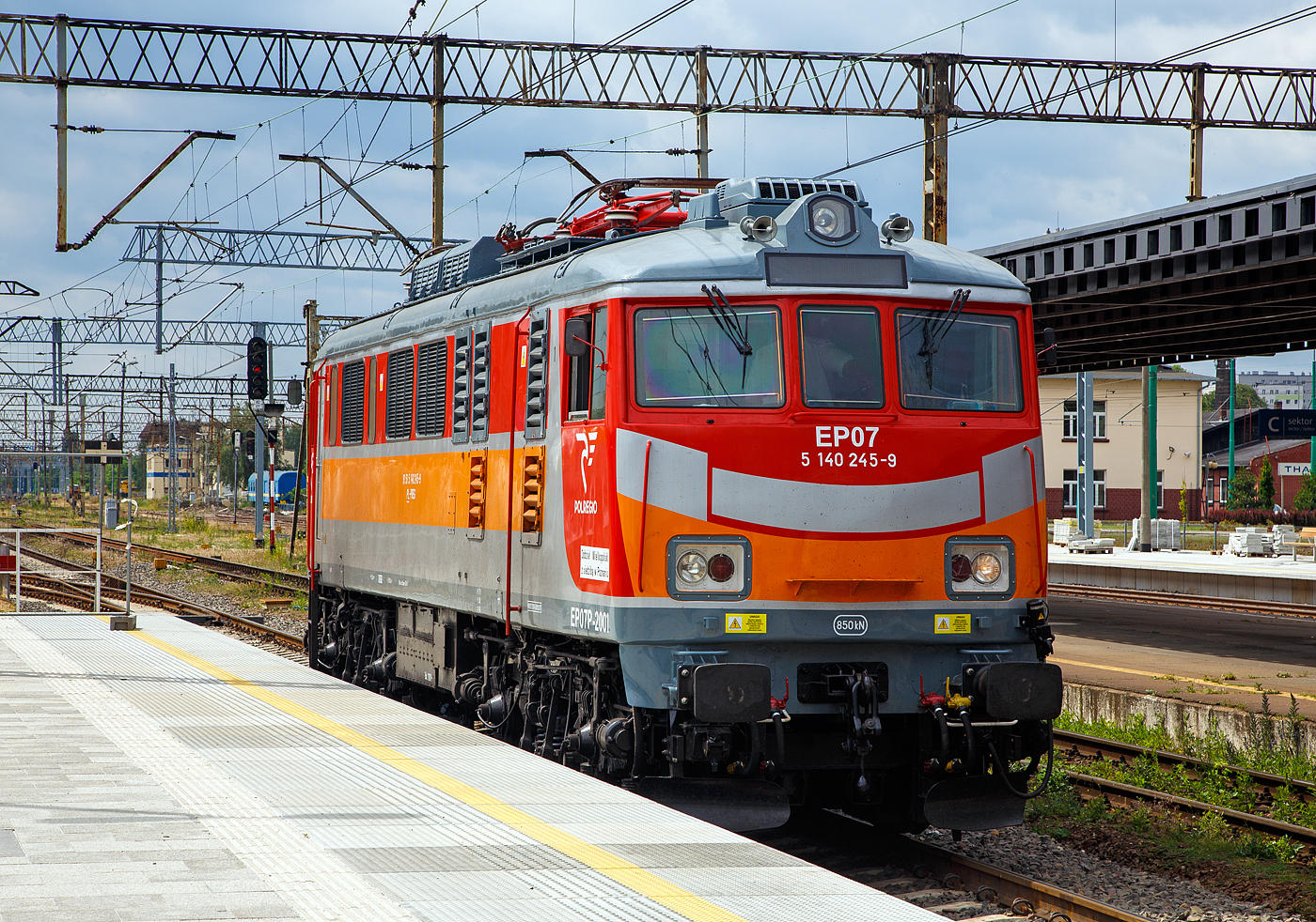 Die EP 07 P – 2001 (91 51 5 140 245-9 PL-PREG) der POLREGIO  (Przewozy Regionalne sp. z o.o.), ex PKP EU07-046, am 25.06.2017 beim Umsetzen im Hauptbahnhof Posen (Poznań Główny). 

Diese ist eine der wenigen die älteren Typ Pafawag 4E umgebaut wurde. Die Lok wurde 1968 Pafawag unter der Fabriknummer 4E-046 gebaut, 2012 erfolgte der Umbau/Modernisierung durch  ZNLE Gliwice (heute Newag Gliwice) in die EP07-2001. 

Die PKP Baureihe EP07 entstanden aus Umbauen der Baureihe EU 07 d.h. Loks vom Typ HCP 303E (HCP = H.Cegielski – Poznań S.A.) bzw. der älteren Pafawag 4E. Die Loks wurden besser an die Bedürfnisse des Schnellzugverkehrs angepasst, da die Motoren bei höheren Geschwindigkeiten störanfällig waren. Hierzu wurde das Getriebe von einem Übersetzungsverhältnis von 79:18 auf ein solches von 76:21 umgebaut. Überwiegend wurden für den Umbau Lokomotiven der zweiten Serie (HCP 303E) verwendet, nur 15 EU07 der älteren Pafawag 4E wurden umgebaut.

Die eigentliche PKP Ausgangs-Baureihe EU07 entstand aus der ab 1961 von English Electric gelieferte Baureihe EU06, welche ab 1965 dann von Pafawag (Państwowa Fabryka Wagonów) in Wrocław in Lizenz nachgebaut wurde. Es wurden lediglich kleine Veränderungen vorgenommen (geringfügig vergrößerte Breite). Die Lizenzbauten erhielten die Typenbezeichnung 4E und wurden als Baureihe EU07 an die PKP ausgeliefert. Bis 1974 wurden 240 Lokomotiven gebaut. 

Von der Baureihe EU07 wurde 1972 durch Änderung des Getriebes die Baureihe EP08 für eine Höchstgeschwindigkeit von 140 km/h (statt 125 km/h bei der EU07) abgeleitet.
Im Jahr 1983 wurde der Bau der Baureihe EU07 fortgesetzt, jetzt aber von H.Cegielski – Poznań S.A. (HCP). Hierbei wurden einige Änderungen vorgenommen (verstärkter, um 0,32 m verlängerter Lokkasten mit gesickten Seitenwände, für den Einbau einer automatischen Kupplung vorbereitet, um 3,4 t erhöhtes Gewicht). Diese Variante erhielt die Typenbezeichnung 303E, wurde aber ebenfalls als EU07 bei den PKP eingereiht. Bis 1992 wurden 242 Lokomotiven des Typs 303E gebaut. Drei weitere entstanden 1990 bis 1994 aus einzelnen Hälften von Lokomotiven der Baureihe ET41.

TECHNISCHE DATEN:
Hersteller:  Pafawag, Wrocław (4E) / Cegielski, Poznań (303E)
Spurweite: 1.435 mm (Normalspur)
Achsanordnung:  Bo' Bo'
Länge über Kupplung: 15.915 mm (16.235 mm bei Typ 303E)
Höhe: 4.343 mm
Breite: 3038 mm
Drehzapfenabstand: 8.550 mm
Achsabstand im Drehgestell: 3.050 mm
Dienstgewicht: 80,4 t    (83,4 t  beim Typ 303E)
Höchstgeschwindigkeit: 125 km/h
Stundenleistung: 2.080 kW
Dauerleistung: 2.000 kW
Treibraddurchmesser:  1.250 mm (neu)
Stromsystem: 3 kV Gleichstrom
Anzahl der Fahrmotoren: 4 x EE541