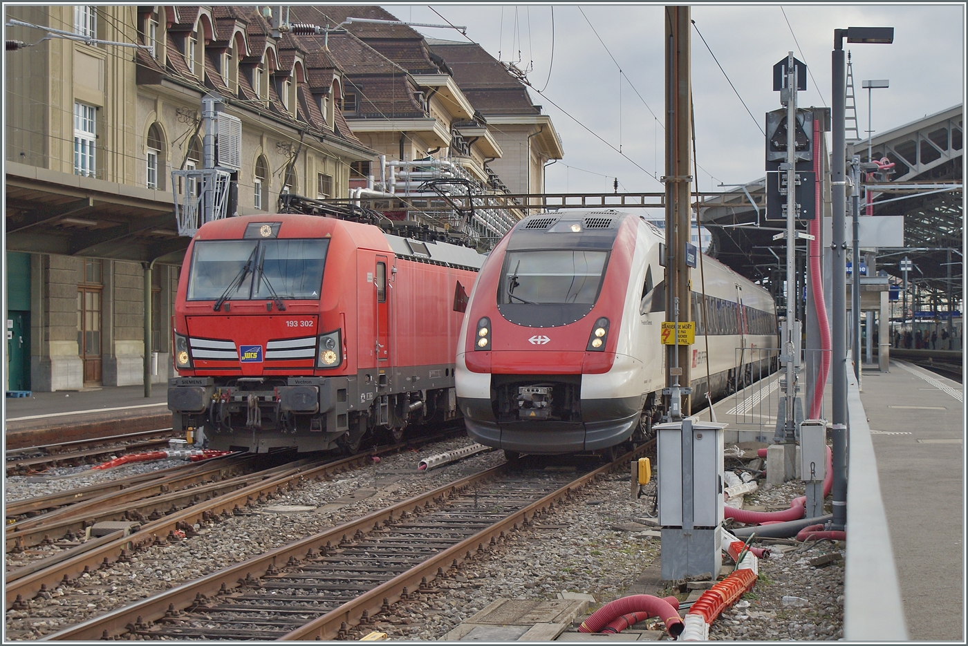 Die (ex DB) WRS 193 302 (91 80 6193 302-7 D-WRSCH) steht mit einem langen Kesselwagenzug in einige Zeit in Lausanne bevor ihre Fahrt weitergeht. 
Recht davon verlässt ein SBB ICN RABe 500 als IC 5 nach Basel SBB den Bahnhof von Lausanne. Nach langen Jahren besteht nun seitdem Fahrplanwechsel endlich wieder planmässige Direktverbindungen Lausanne - Basel SBB.

5. Januar 2026