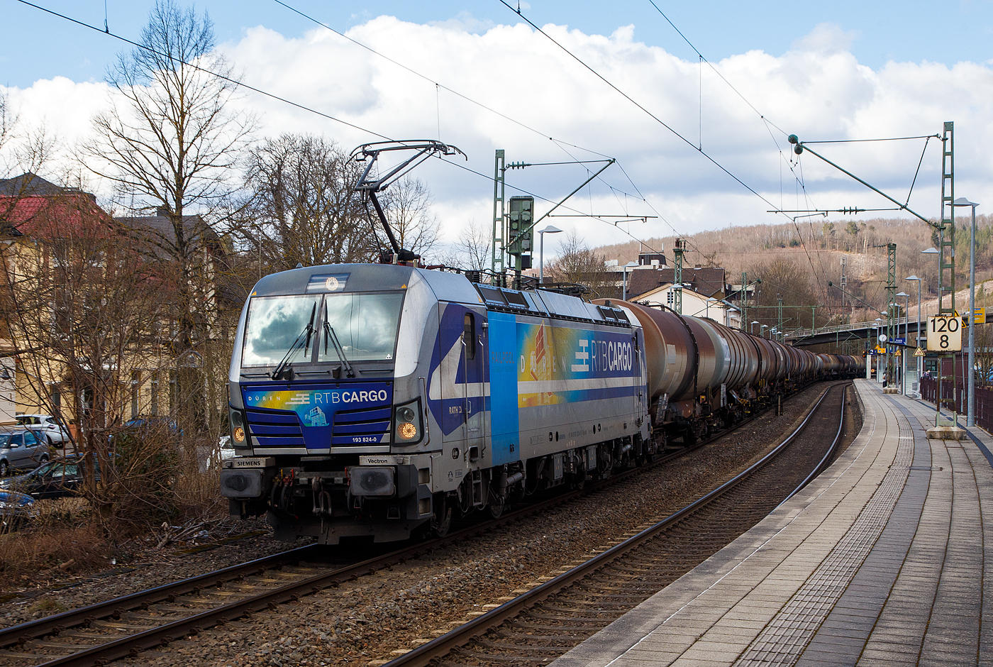Die für die Rurtalbahn Cargo GmbH fahrende Vectron 193 824-0   Düren  (91 80 6193 824-0 D-Rpool) der Railpool GmbH (München), fährt am 19.03.2021 mit einem Kesselwagenzug durch den Bahnhof Kirchen (Sieg) in Richtung Köln.

Die SIEMENS Vectron AC (200 km/h - 6.4 MW) wurde 2016 von SIEMENS Mobilitiy in München unter der Fabriknummer 22054 gebaut. Sie hat die Zulassung für D/ A und H (RO durchgestrichen).