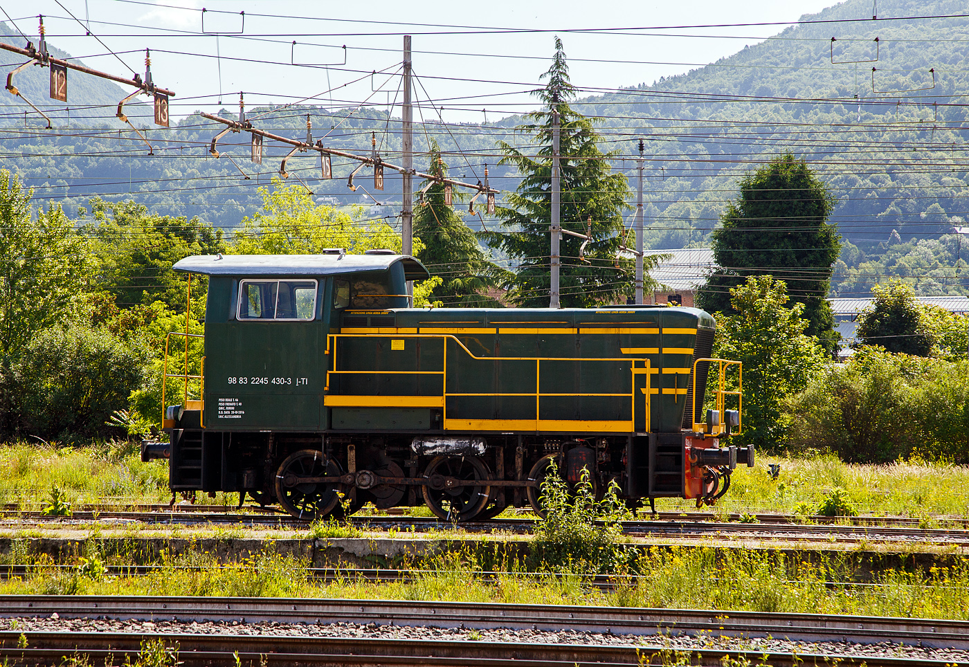 Die italienische Dieselrangierlok D.245.2230 (98 83 2245 430-3 I-TI) der Trenitalia (100-prozentige Tochtergesellschaft der FS), ist am 26.05.2023 im Bahnhof Domodossola abgestellt.

Die FS (Ferrovie dello Stato Italiane S.p.A. / Italienische Staatseisenbahnen AG) führte 1963 die Reihe D.245 als leistungsfähigste Rangierlok ein. Die dreiachsigen Kraftpakete (Achsfolge C) wurden von verschiedenen Firmen in unterschiedlichen Formen geliefert.

Die Formen ergeben sich aus den unterschiedlichen Serien, Herstellern und Baujahren und sind wie folgt:
245.6001–6124, Baujahre 1963 bis 1969, Cantieri Navali Riuniti/OM/Jenbacher Werke
245.0001–0058, Baujahre 1964 bis 1968, Hersteller: Antonio Badoni/OM
245.1001–1020, Baujahre 1964 bis 1968, Hersteller: OM/FIAT-Mercedes-Benz
245.2001–2020, Baujahr 1966, Hersteller: Officine Meccaniche Reggiane/Breda
245.2101–2286, Baujahre 1976 bis 1987, Hersteller: Breda/Antonio Badoni/Greco/Ferrosud/IMMER
245.8001–8003, Baujahre 1958 bis 1962, dies waren später von der FS von einem Unternehmen erworben drei Lokomotiven vom Typ Jung R42C, die später zur Hafenbahn Genua kamen.

Sie hat ein hydraulisches Getriebe und Stangenantrieb. Die Achsen werden mittels Kuppelstangen von einer Blindwelle (zwischen der 2. Und 3. Achse) angetrieben. Die Lok hat einen, von 440 auf 370 kW, gedrosselten 12-Zylinderdieselmotor vom Typ Breda ID36, der die Leistung auf das Voith Strömungsgetriebe (hydrostatisch), vom Typ L24. Die Dauerabtriebsleistung beträgt 275 kW. Die Kraftübertragung erfolgt über eine zwischen dem 2. und 3. Radsatz liegenden Blindwelle, Blindwellenkurbeln an den beiden Blindwellenenden und Kuppelstangen auf die Räder der Lok.

Technische Daten:
Spurweite: 1.435 mm (Normalspur)
Achsformel: C
Länge über Puffer: 9.240 mm
Achsabstände: 1.500 / 2.500 mm
Eigengewicht: 46 t
Höchstgeschwindigkeit: 64 km/h (im Rangiergang 32 km/h)
Motorleistung: 370 kW
Dauerleistung: 275 kW
Treibraddurchmesser: 1.040 mm  