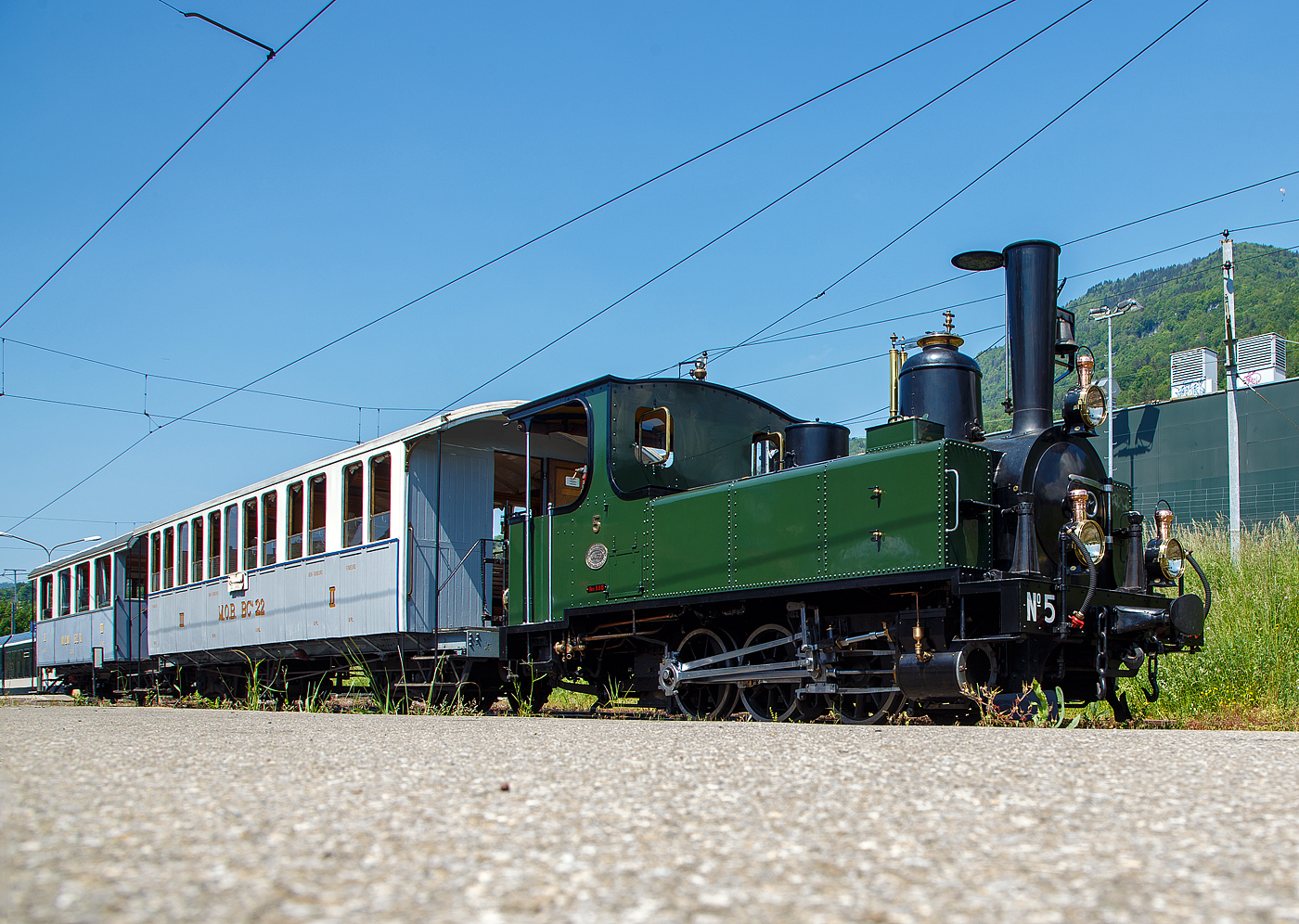 Die kleine aber schöne  ex LEB G 3/3 Nr. 5  Bercher  (Lausanne–Echallens–Bercher-Bahn) der Museumsbahn Blonay–Chamby (BC) steht am 27 Mai 2023 in Blonay mit ihrem Zug zur Abfahrt zum Museum Chaulin bereit.
