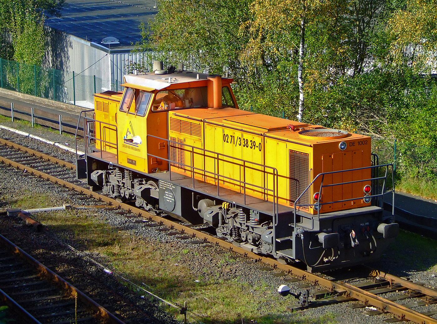 Die KSW 41 bzw. 272 008-0 (98 80 0272 008-0 D-KSW) der Kreisbahn Siegen-Wittgenstein (KSW) am 06.10.2007 in Herdorf.

Die dieselelektrische DE 1002 wurde 1988 bei MaK unter der Fabriknummer 1000832 gebaut und an die HEG - Hersfelder Eisenbahn GmbH als 832 geliefert. Nach Einstellung des Bahnbetriebes der HEG ging sie konzernintern an die HLB - Hessische Landesbahn GmbH Lok 832 und 1996 wurde sie an die frhere Siegener Kreisbahn GmbH als Lok 41 verkauft, die heute als Kreisbahn Siegen-Wittgenstein firmiert. Im Jahr 2017 wurde die Lok an NOBEG Reinold Eisenbahndienstleistungen (Furth im Wald) verkauft.

Gegenber den 16 Loks dieses Typs der HGK (mit MWM-Motor) hat diese Lok einen V 12-Zylinder-Dieselmotor mit Abgasturbolader und Ladekhlung vom Typ MTU 12V396TC13 Dieselmotor mit 1.120 kW (1.523 PS) Leistung. Die Leistungsbertragung erfolgt dieselelektrisch, das heit der Dieselmotor treibt einen Generator an der die 4 Drehstrom-Fahrmotoren mit Strom speist. Der Generator und die Fahrmotoren sind von BBC (heute ABB).

TECHNISCHE DATEN :
Spurweite: 1.435 mm
Achsfolge: Bo´Bo´
Lnge ber Puffer: 13.000 mm
Drehzapfenabstand: 6.700 mm
Achsabstand im Drehgestell: 2.100
grte Breite: 3.100 mm
grte Hhe ber SOK: 4.220 mm
Raddurchmesser neu: 1.000 mm
kleinster befahrbarer Gleisbogen: 60 m
Dienstgewicht: 90 t
Motor: V-12-Zylinder-MTU-Dieselmotor vom Typ 12V396TC13
Motorleistung: 1.120 kW (1.523 PS)
Motornenndrehzahl: 1800 U/min
Kraftstoffvorrat: 2.900 l
Hchstgeschwindigkeit 75 km/h
